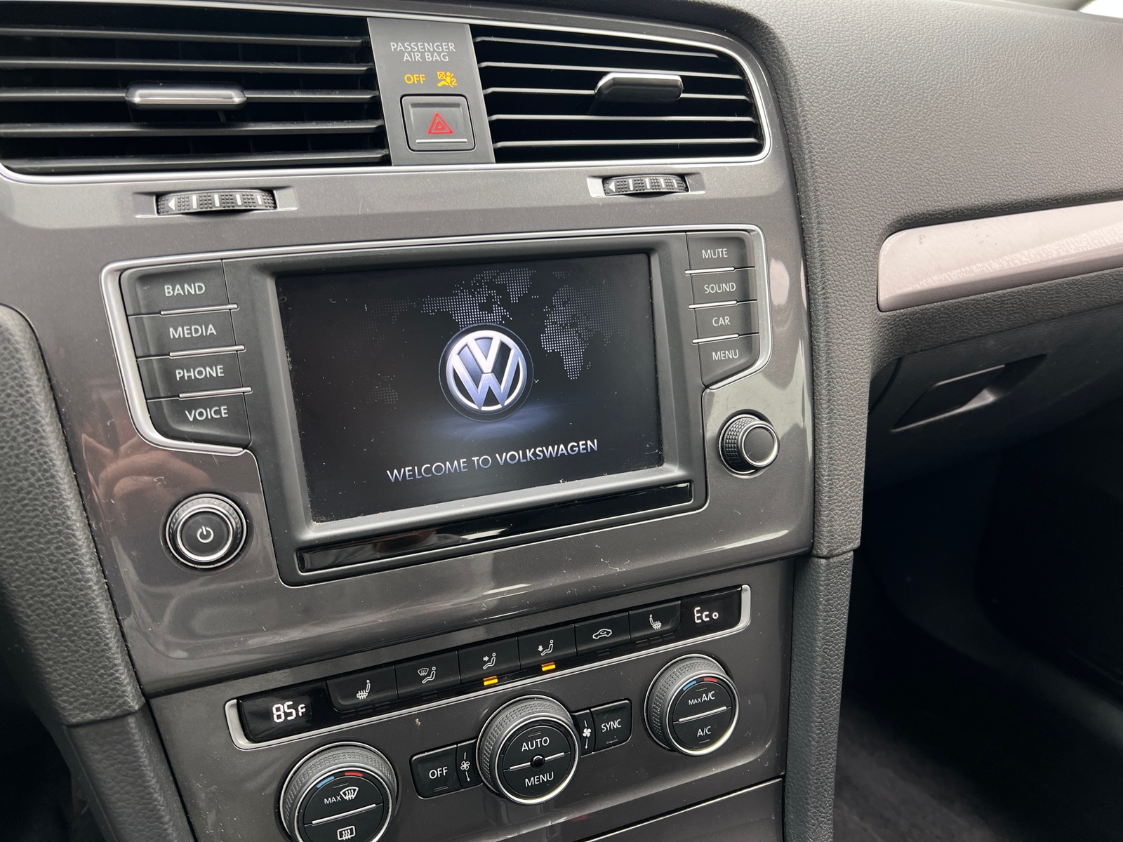 Thumbnail: 2016 Volkswagen e-Golf - 4