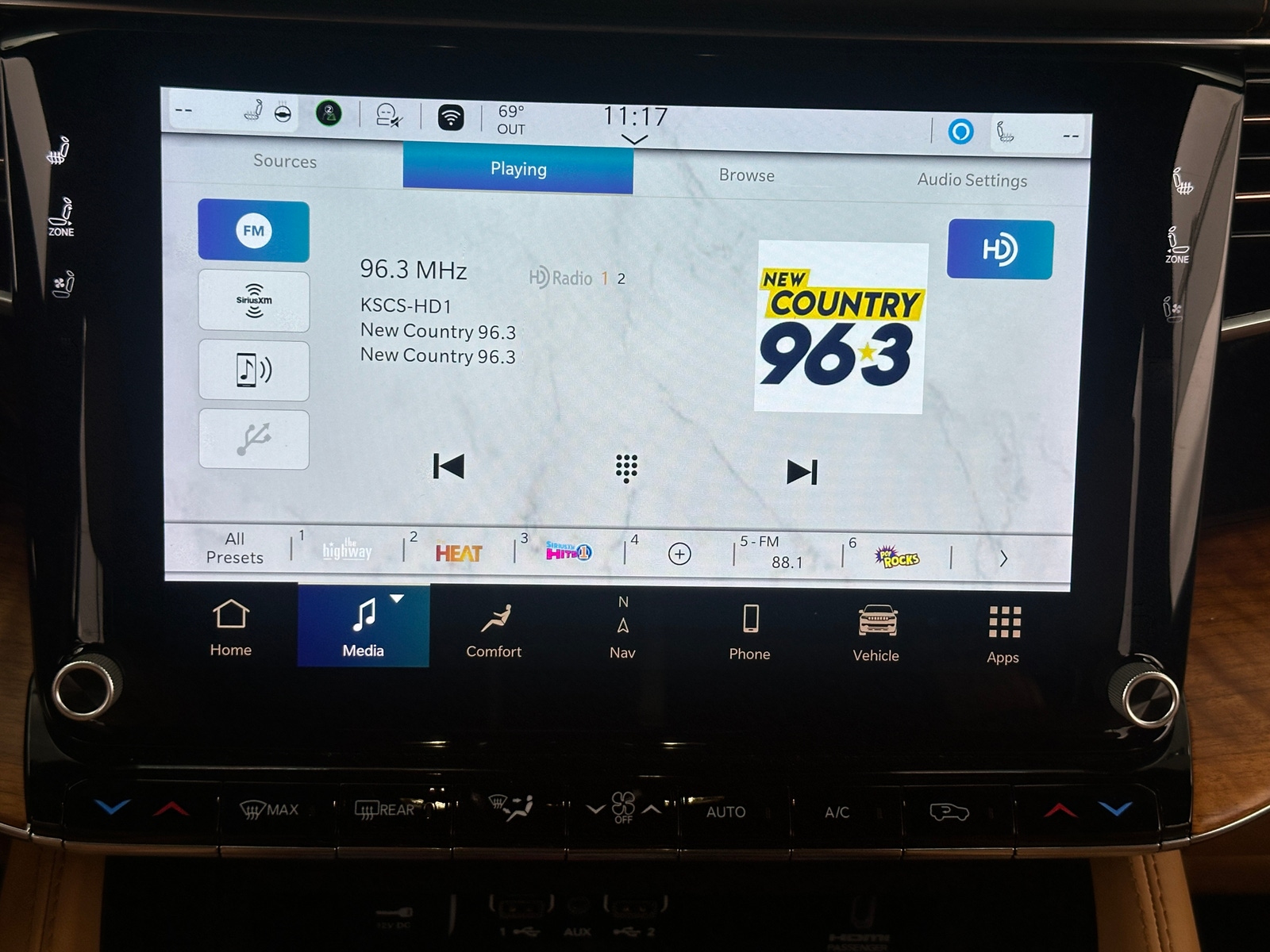 Thumbnail: 2023 Jeep Grand Wagoneer - 3
