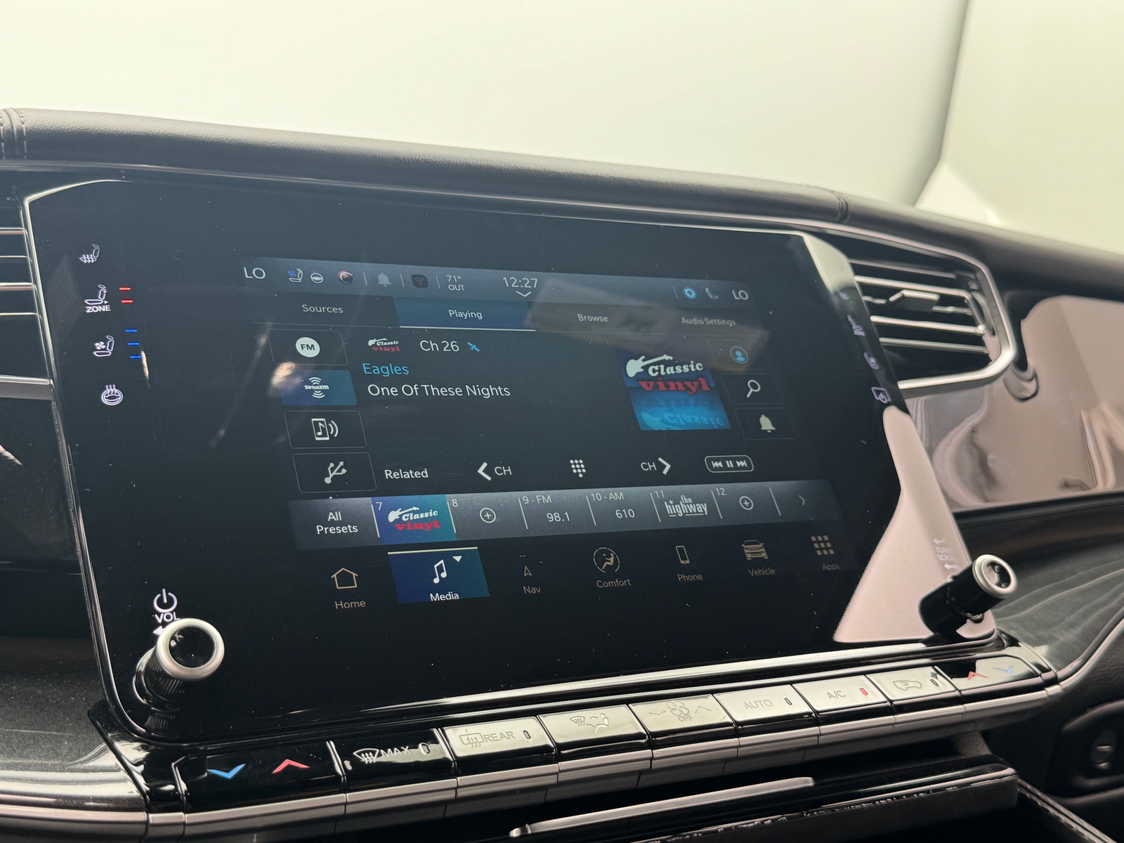 Thumbnail: 2022 Jeep Wagoneer - 3