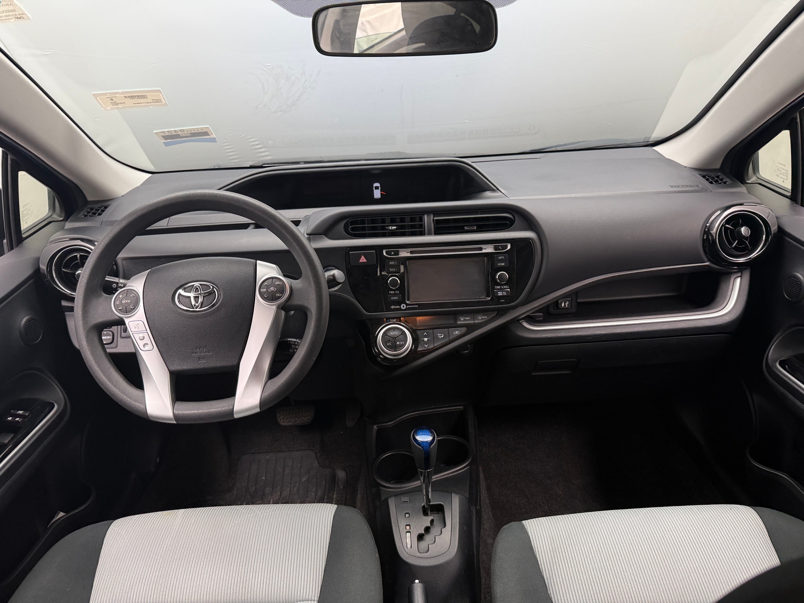 Thumbnail: 2015 Toyota Prius c - 3