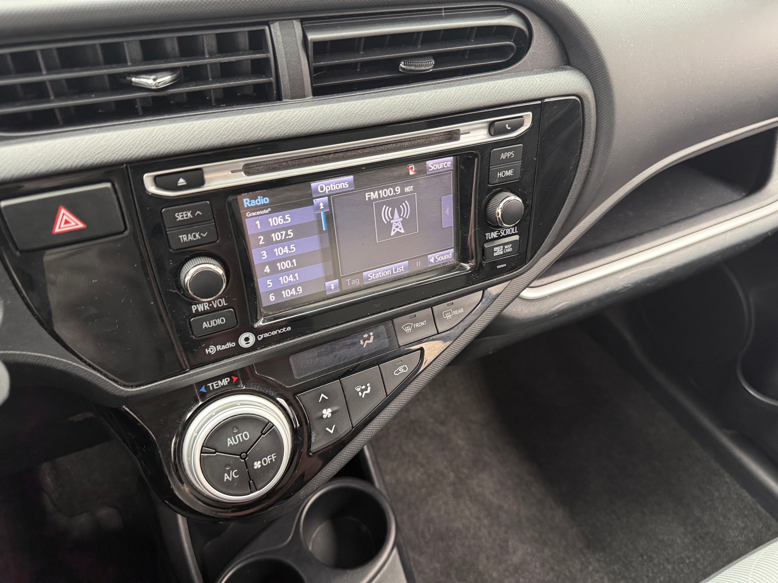 Thumbnail: 2015 Toyota Prius c - 4