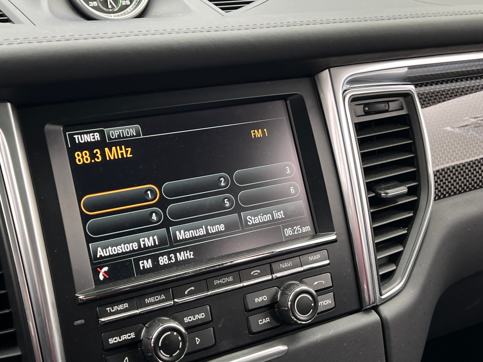 Thumbnail: 2015 Porsche Macan - 3