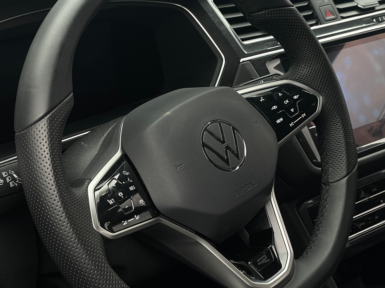 Thumbnail: 2022 Volkswagen Tiguan - 4