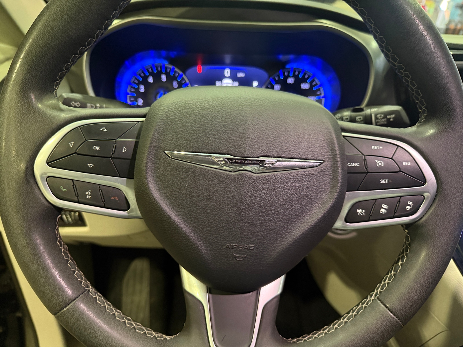 Thumbnail: 2023 Chrysler Pacifica - 4