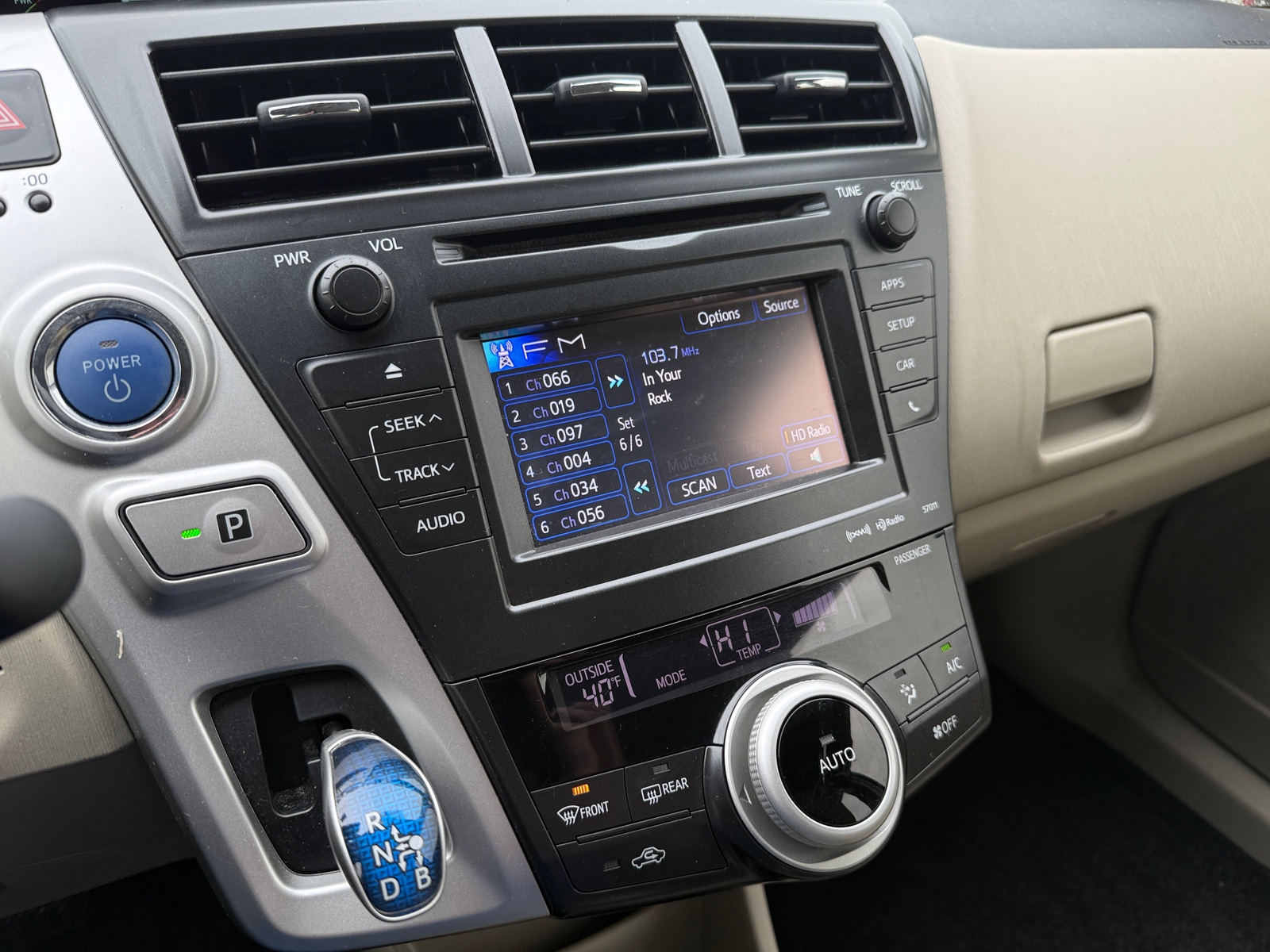 Thumbnail: 2012 Toyota Prius v - 4