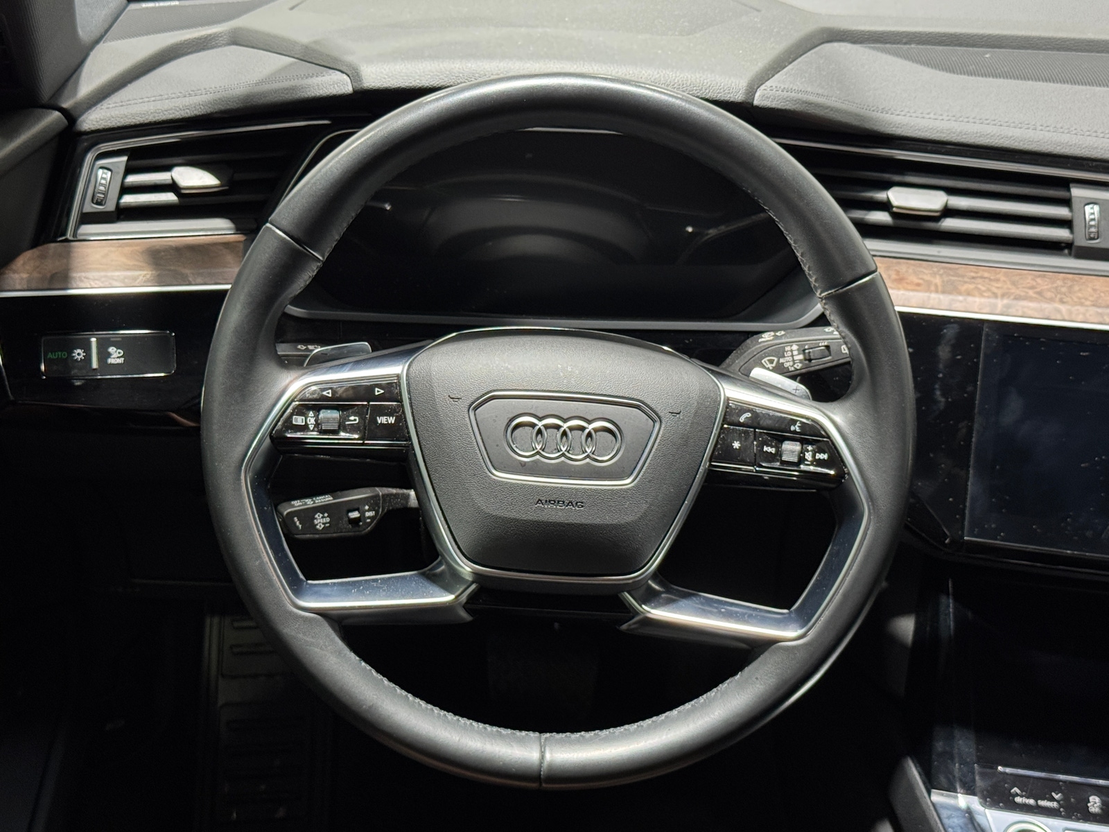 Thumbnail: 2022 Audi e-tron - 4