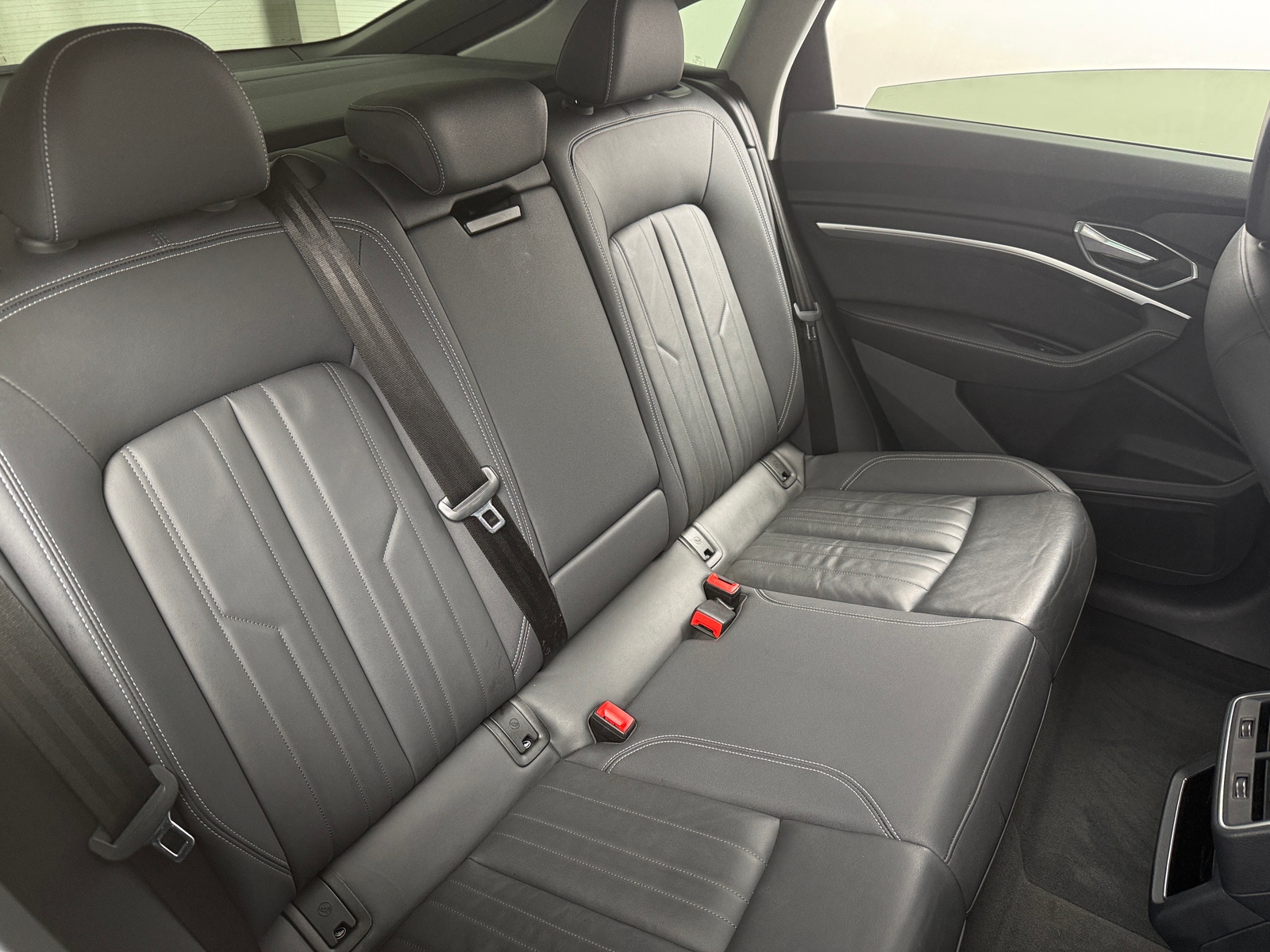 Thumbnail: 2022 Audi e-tron S - 5