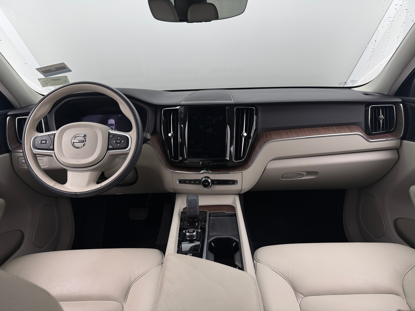 Thumbnail: 2022 Volvo XC60 - 3