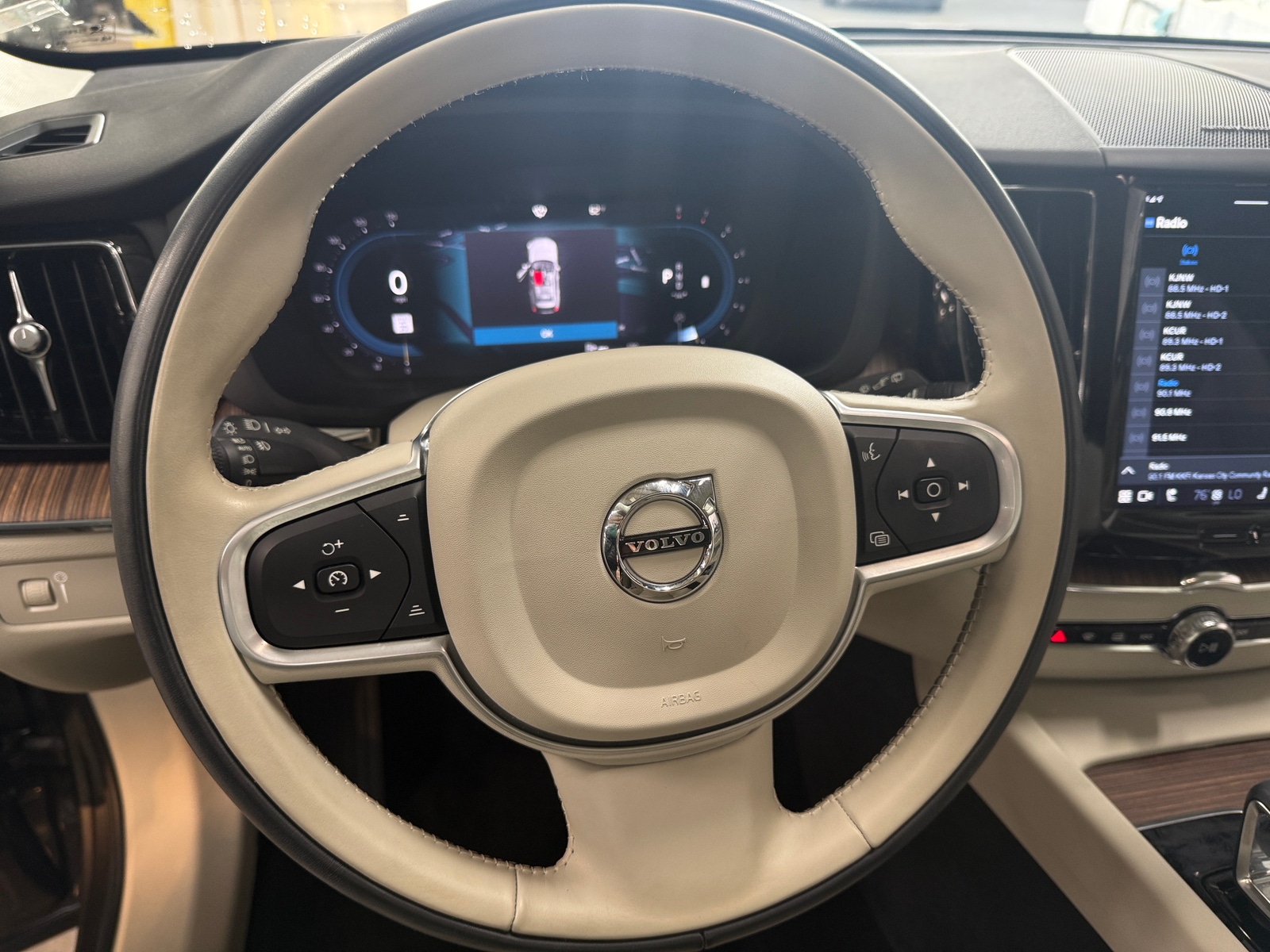 Thumbnail: 2022 Volvo XC60 - 5