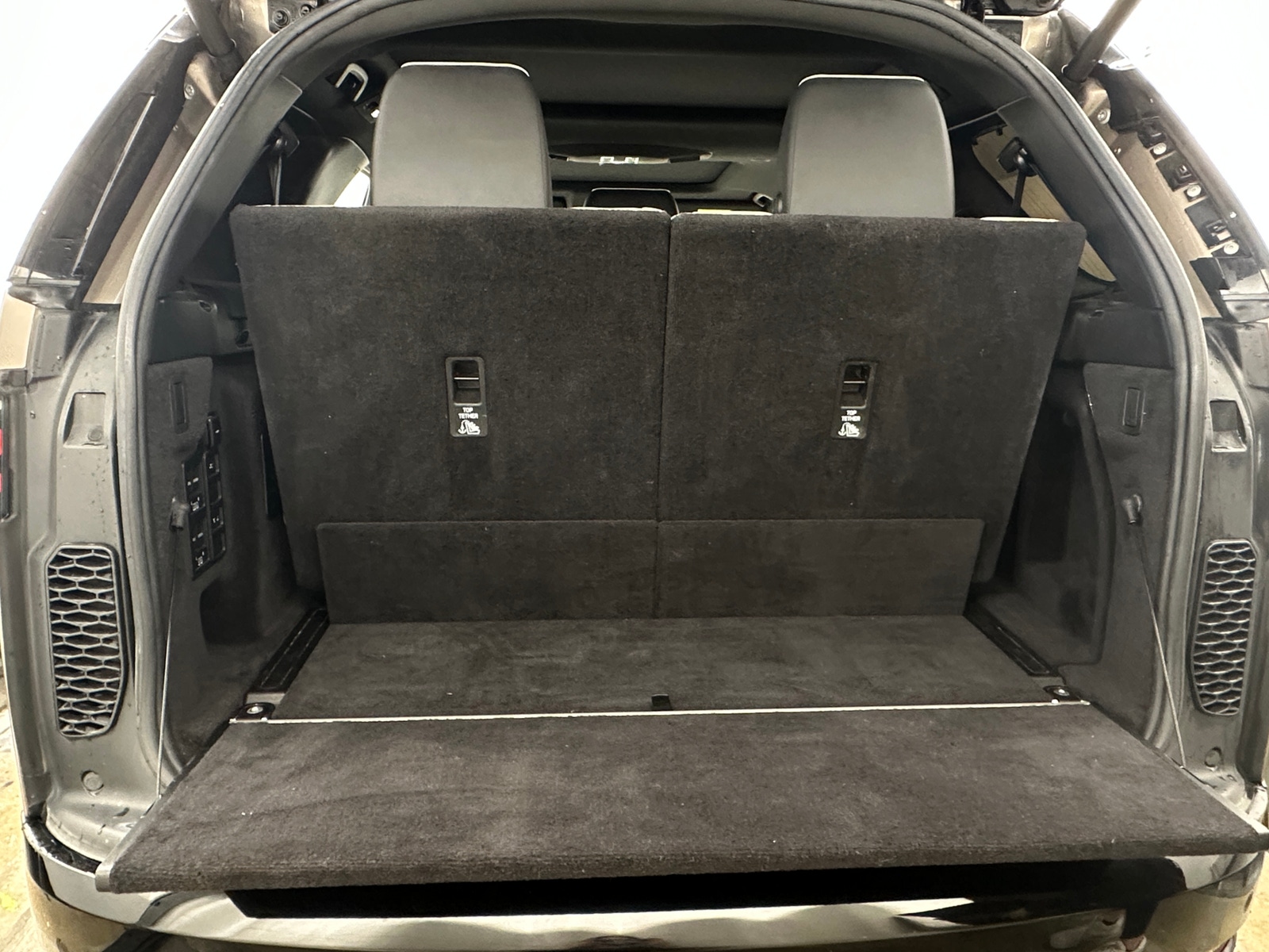 Thumbnail: 2021 Land Rover Discovery - 6