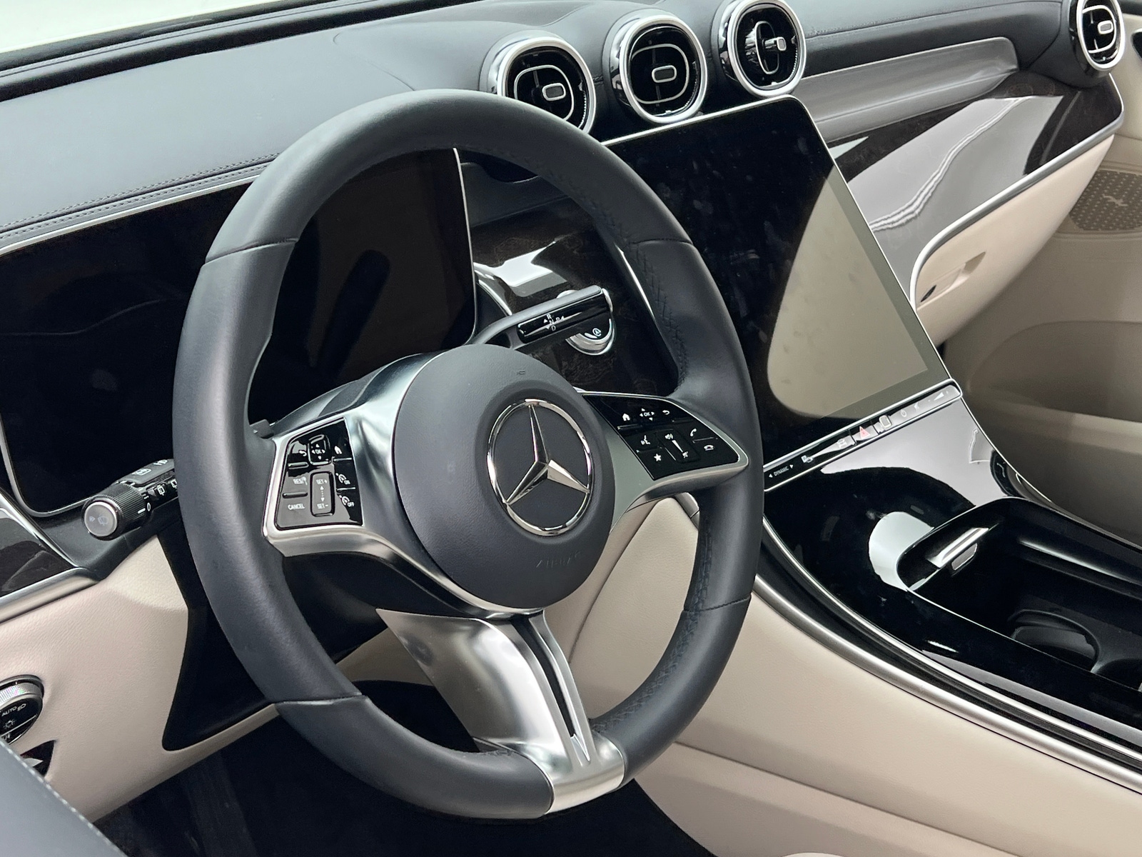 Thumbnail: 2025 Mercedes-Benz GLC - 4