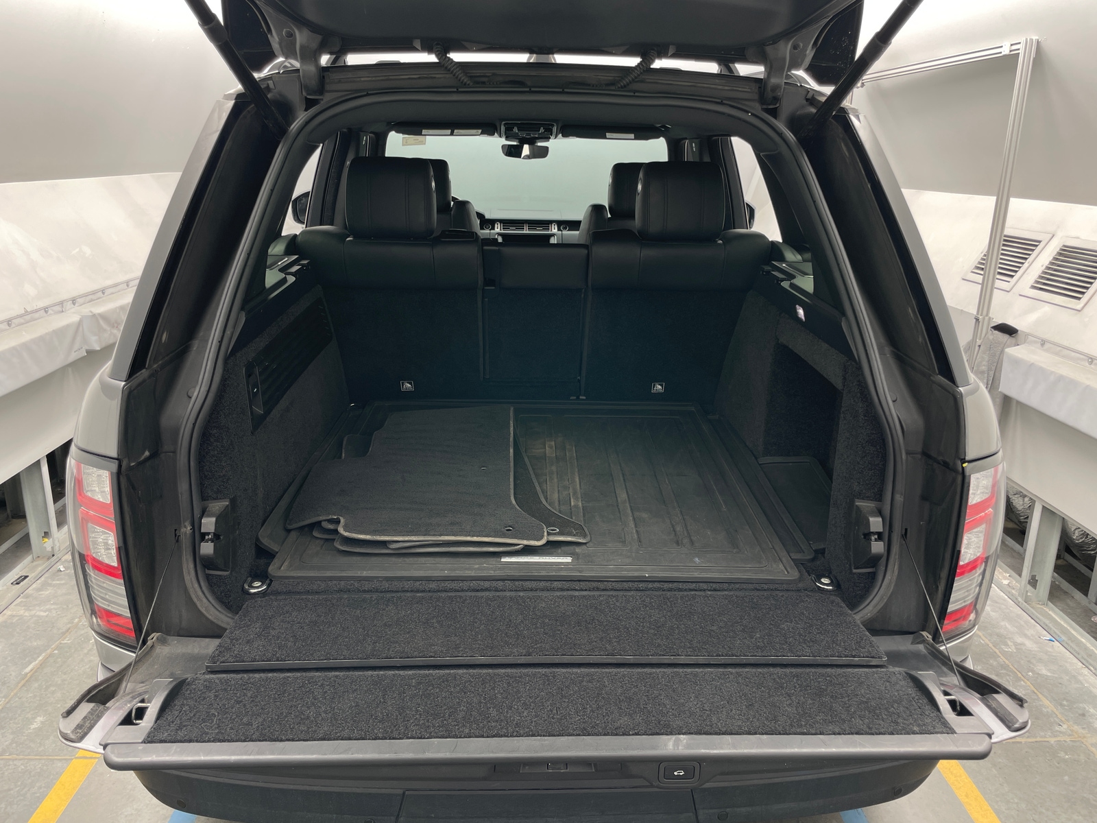 Thumbnail: 2017 Land Rover Range Rover - 6