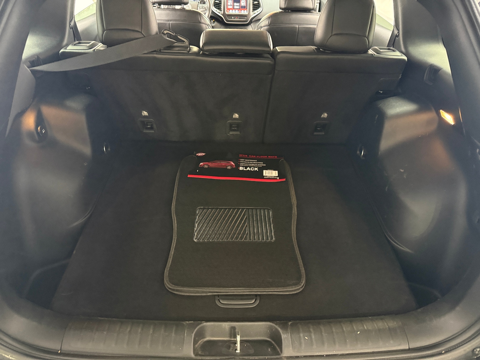 Thumbnail: 2019 Jeep Cherokee - 7