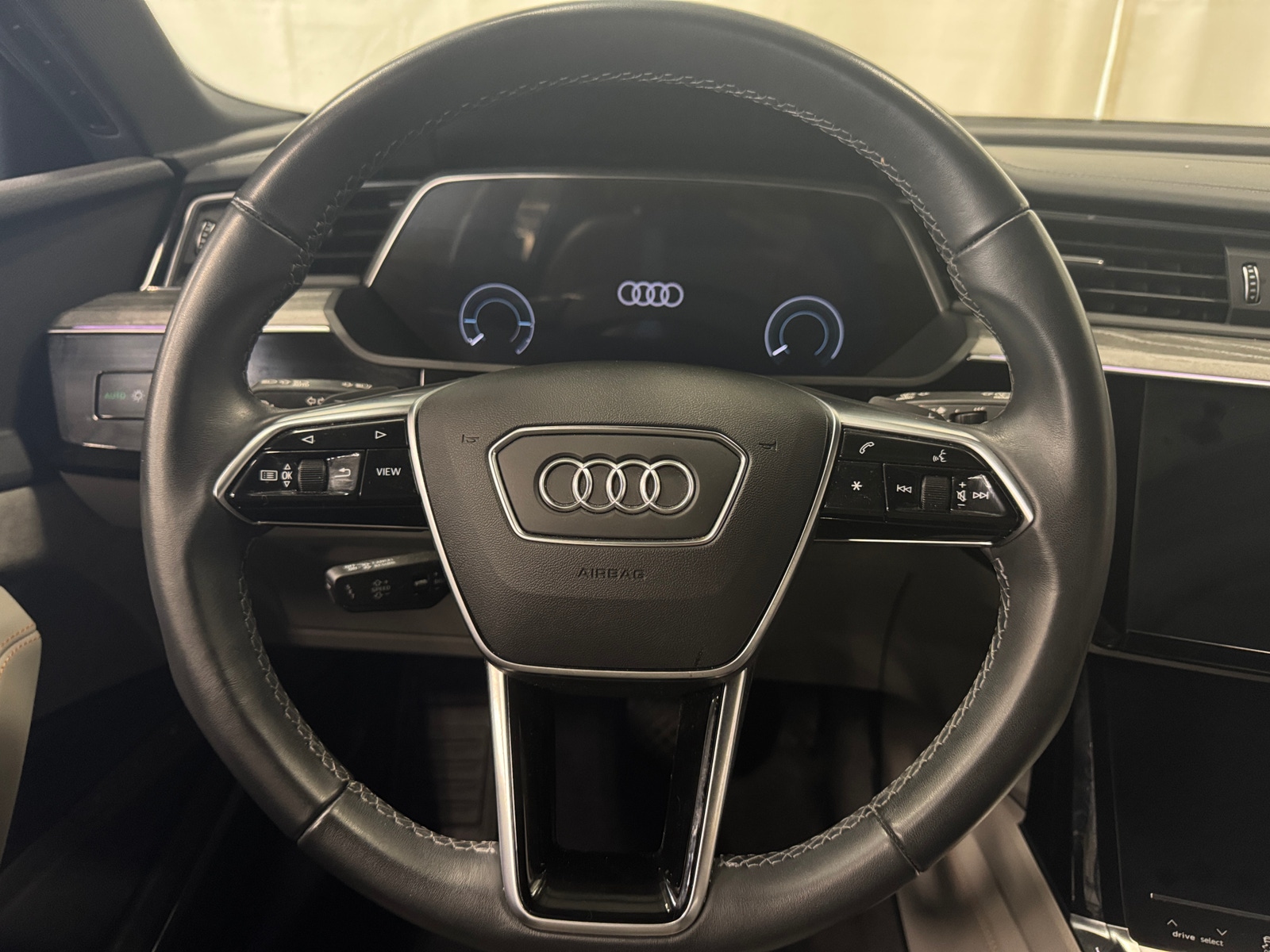 Thumbnail: 2022 Audi e-tron - 4