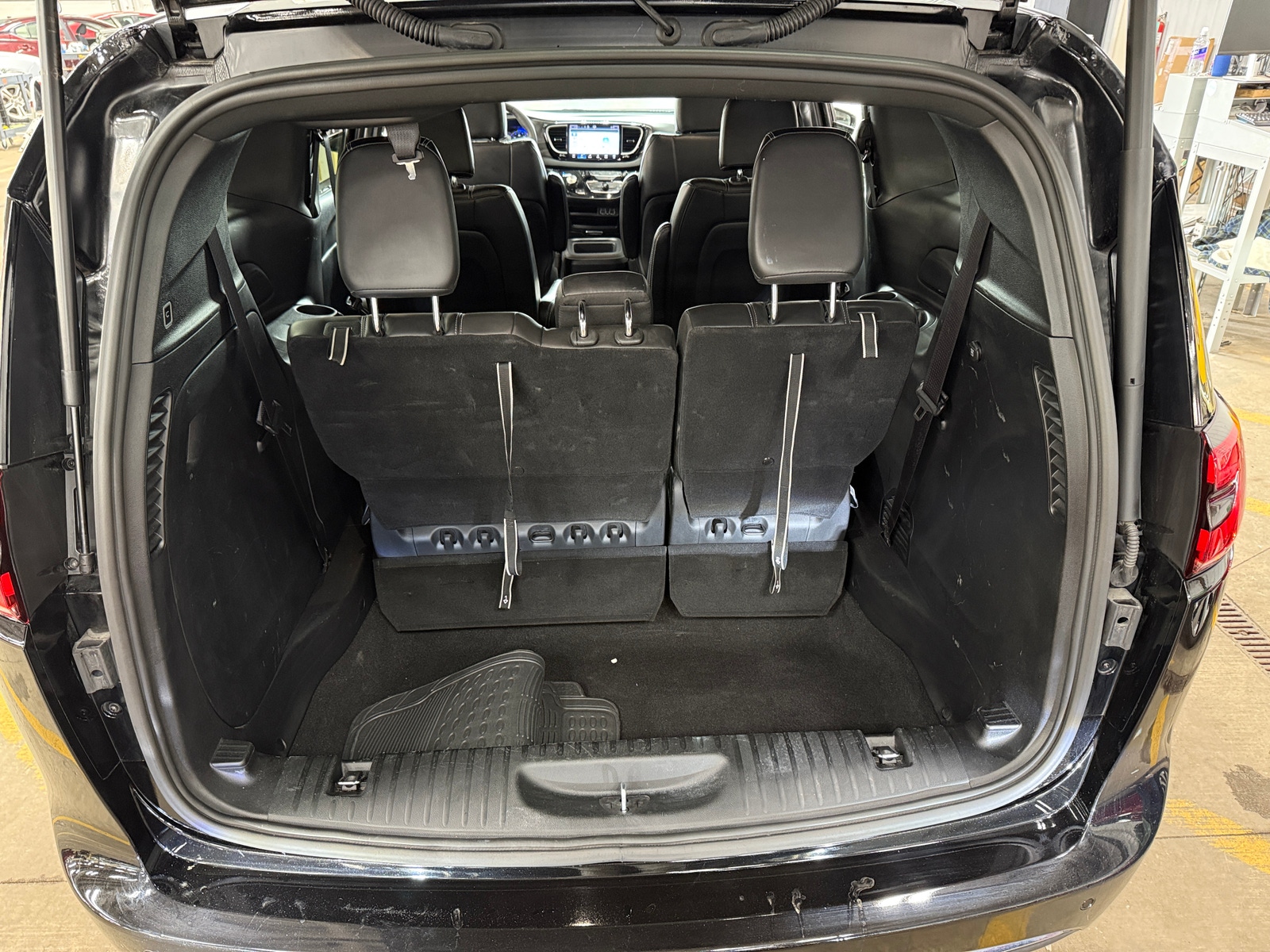 Thumbnail: 2025 Chrysler Pacifica - 6