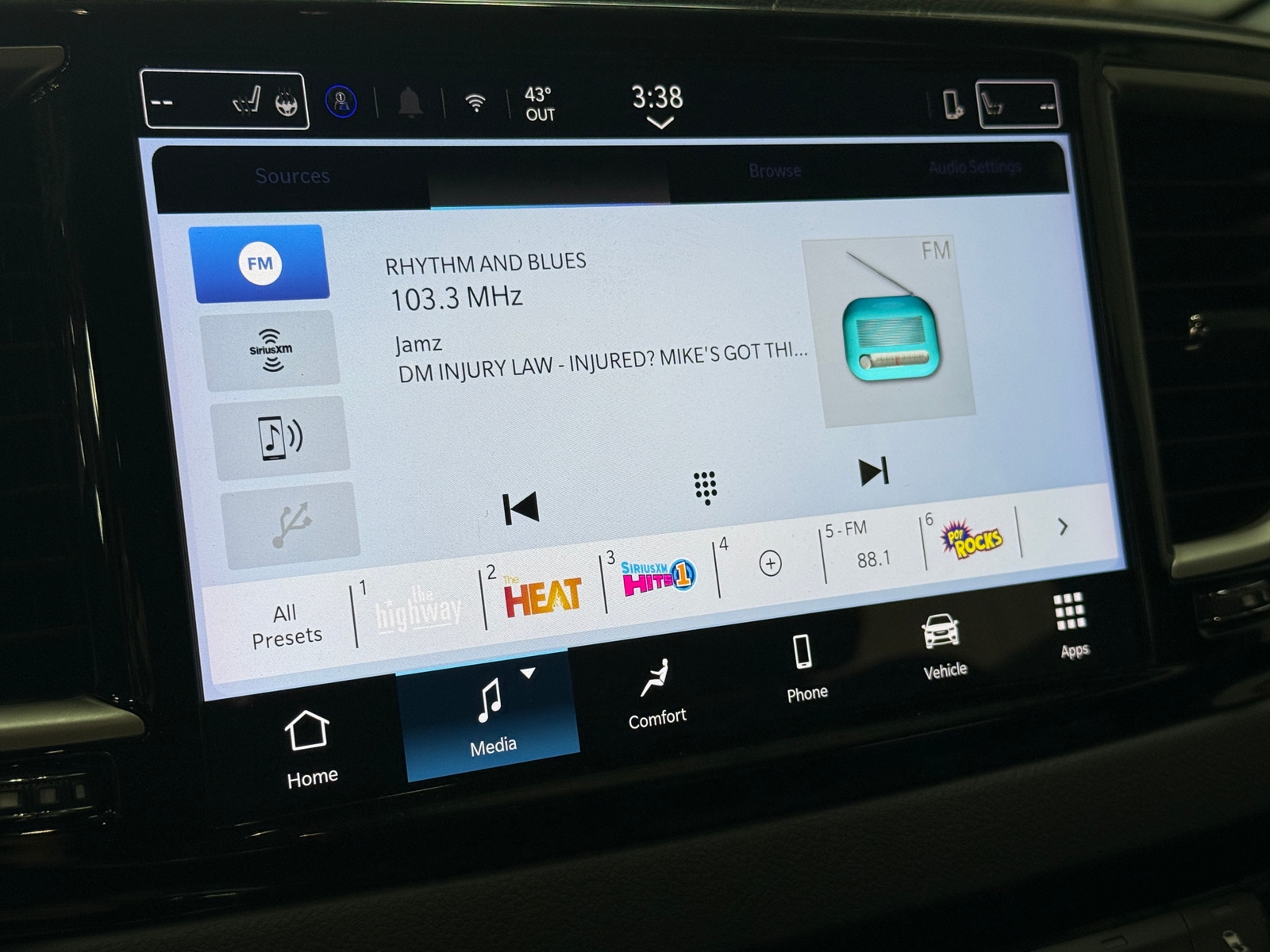 Thumbnail: 2025 Chrysler Pacifica - 3