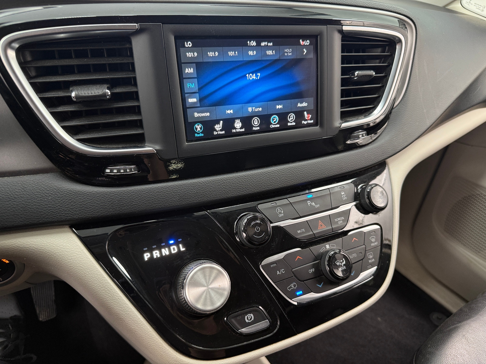 Thumbnail: 2020 Chrysler Pacifica - 3