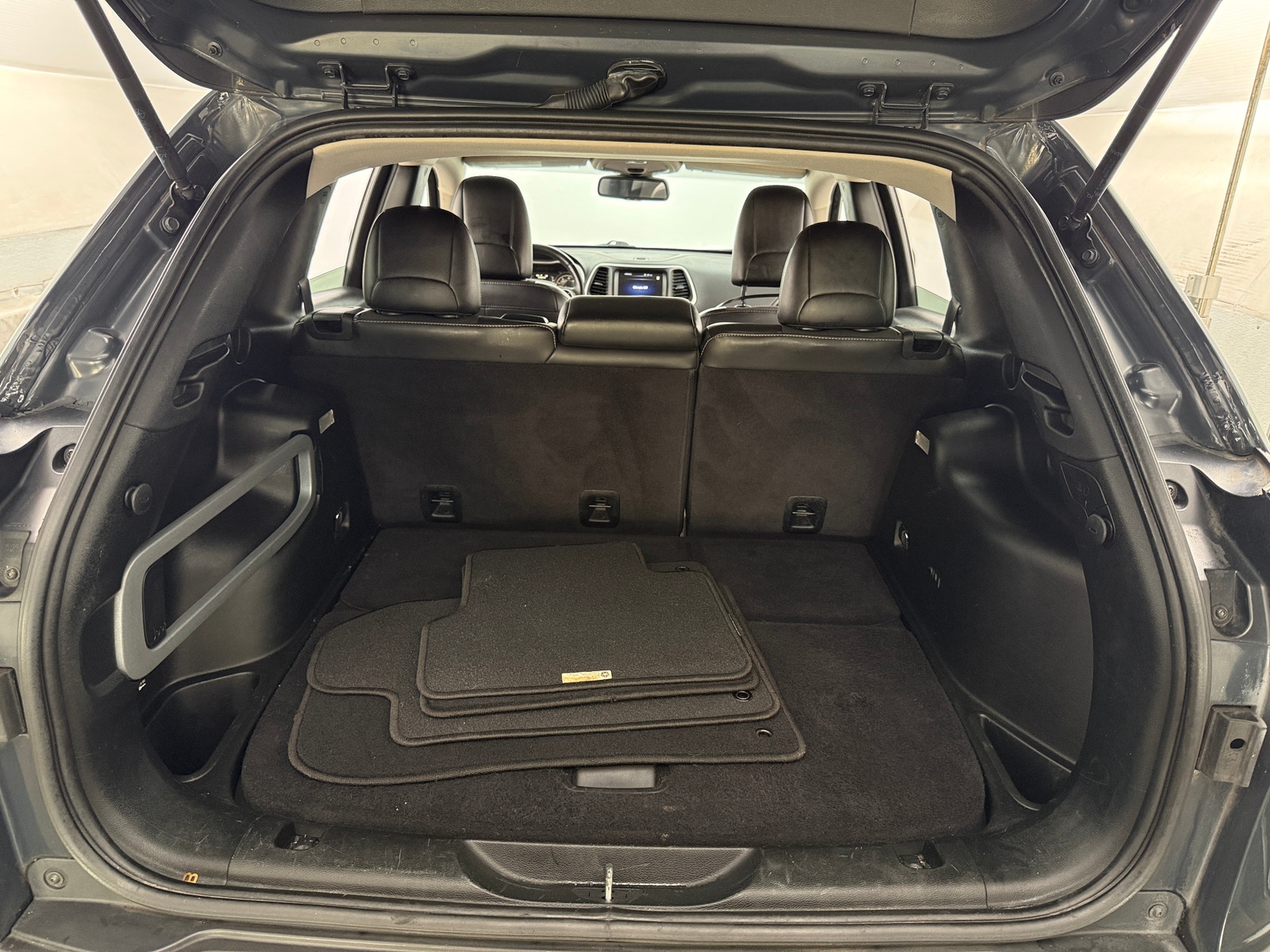 Thumbnail: 2018 Jeep Cherokee - 6