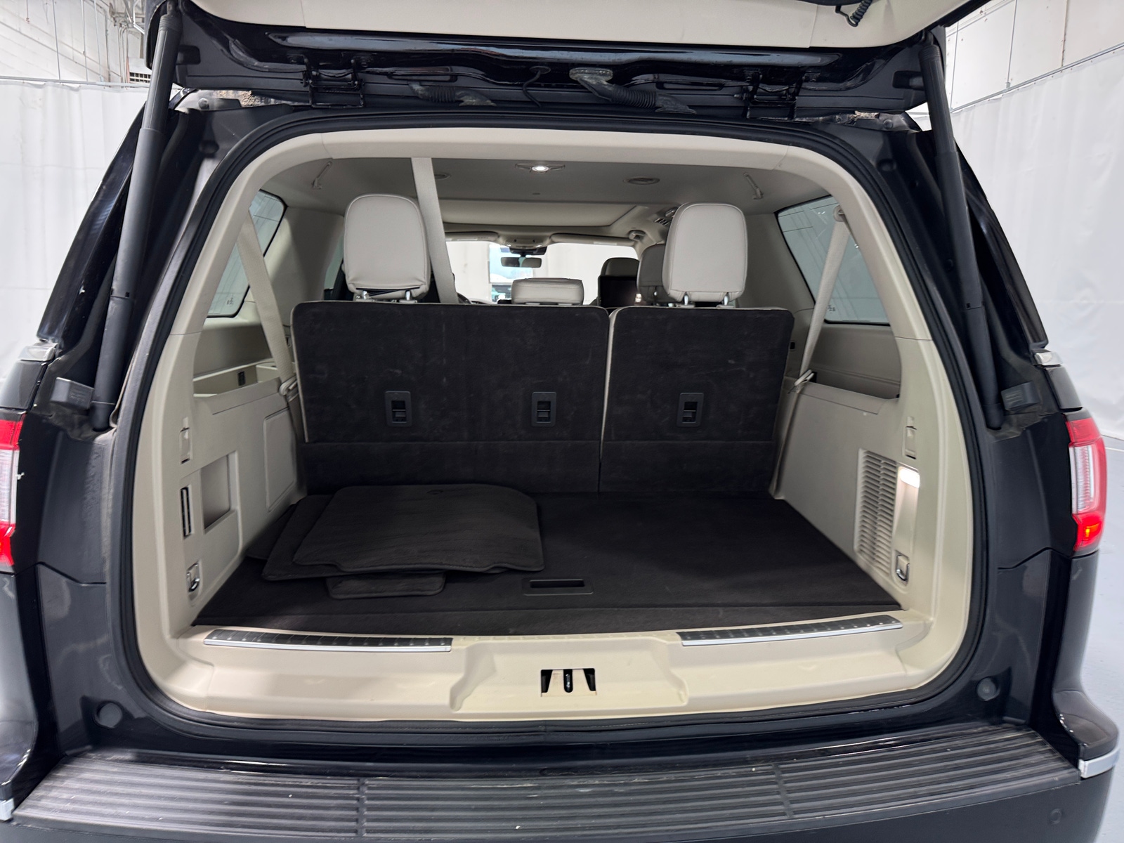 Thumbnail: 2019 Lincoln Navigator L - 6