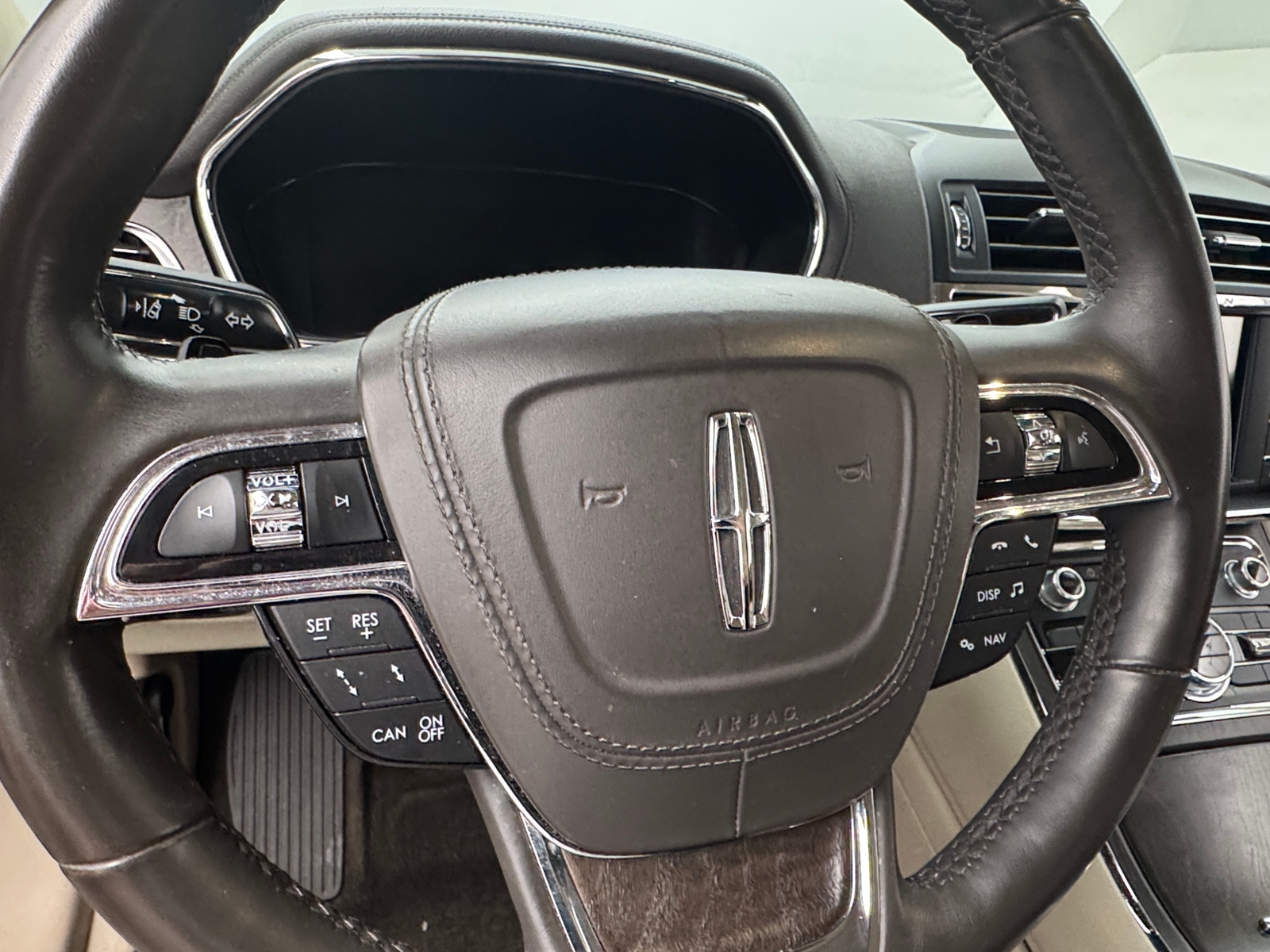 Thumbnail: 2017 Lincoln Continental - 4