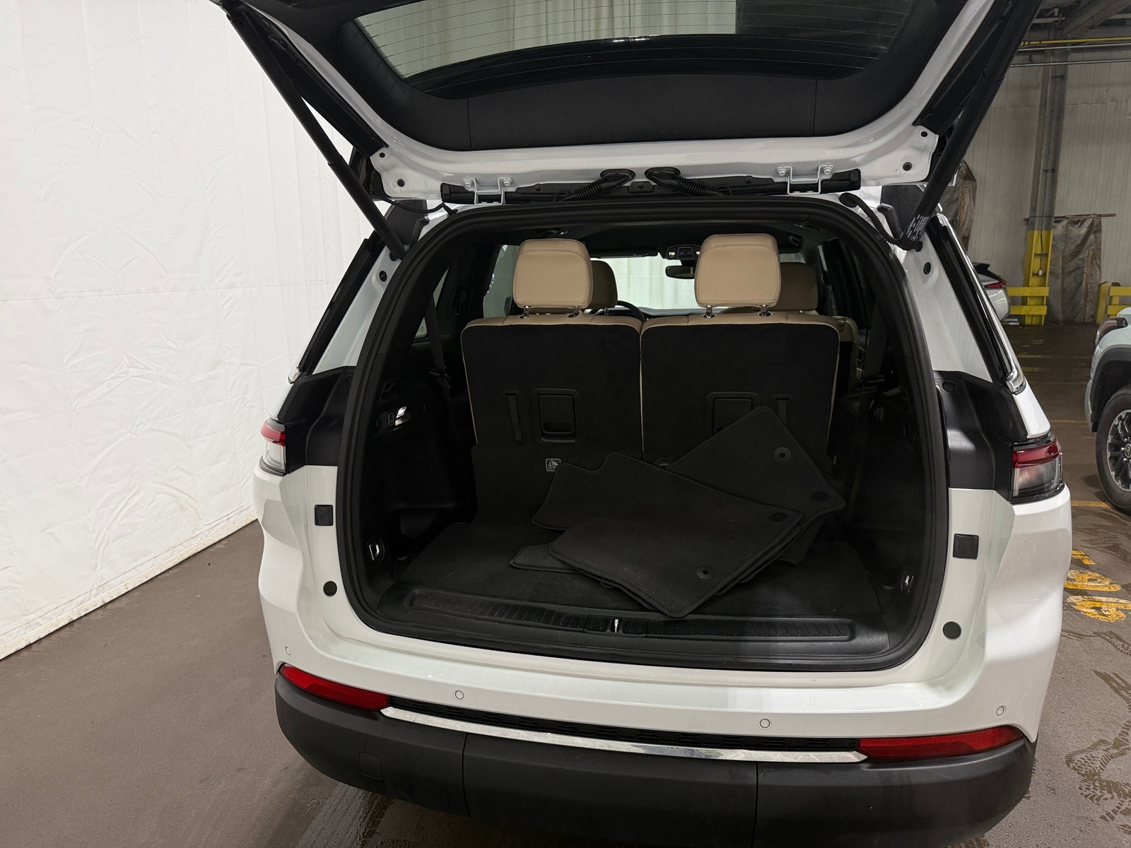 Thumbnail: 2023 Jeep Grand Cherokee L - 6