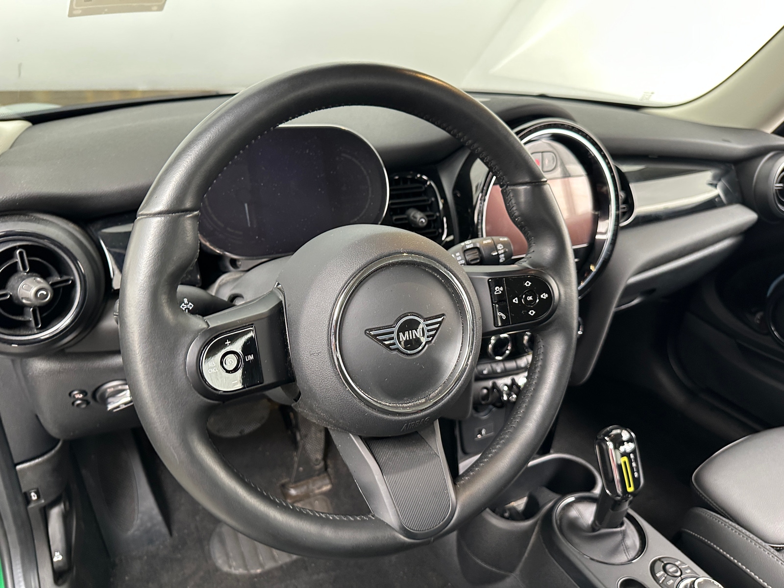 Thumbnail: 2022 MINI Cooper Hardtop - 4