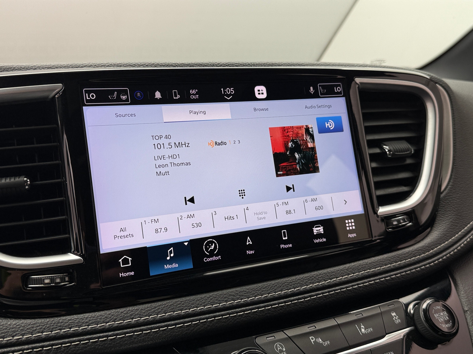 Thumbnail: 2023 Chrysler Pacifica - 3