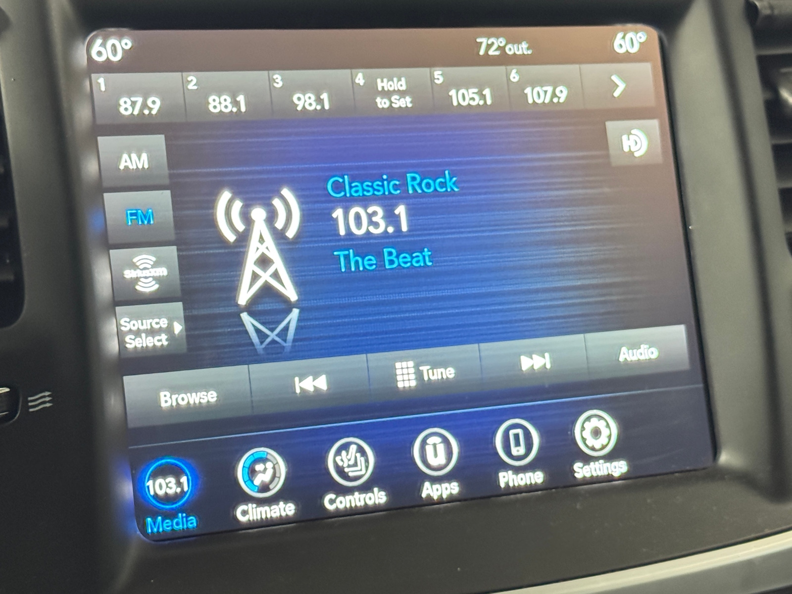 Thumbnail: 2022 Chrysler 300 - 3