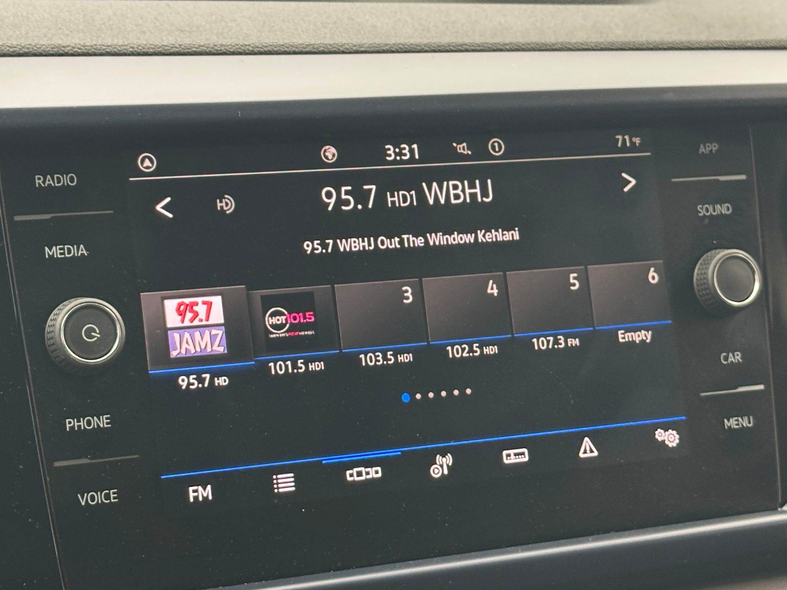 Thumbnail: 2022 Volkswagen Taos - 3