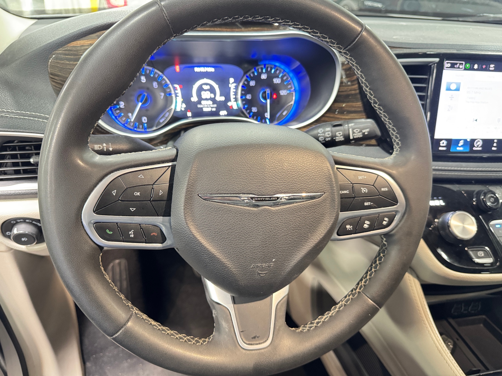 Thumbnail: 2023 Chrysler Pacifica - 4