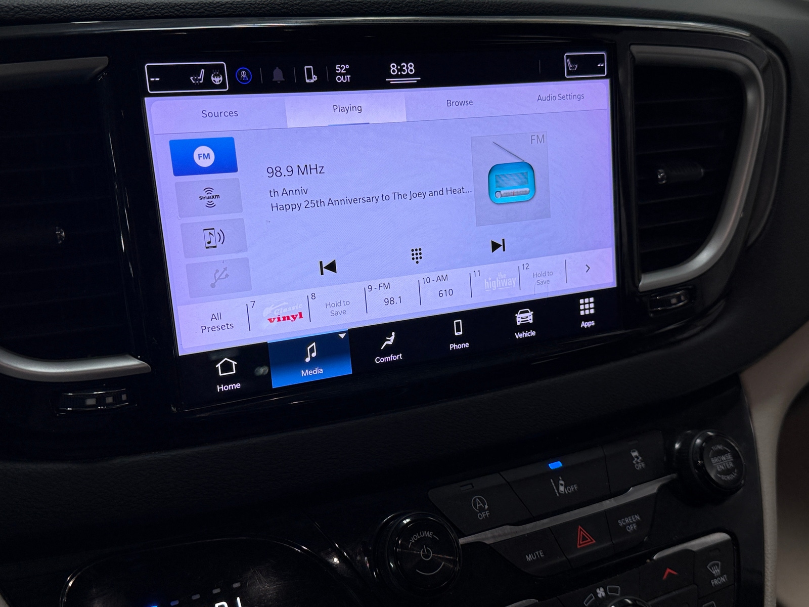 Thumbnail: 2022 Chrysler Pacifica - 3