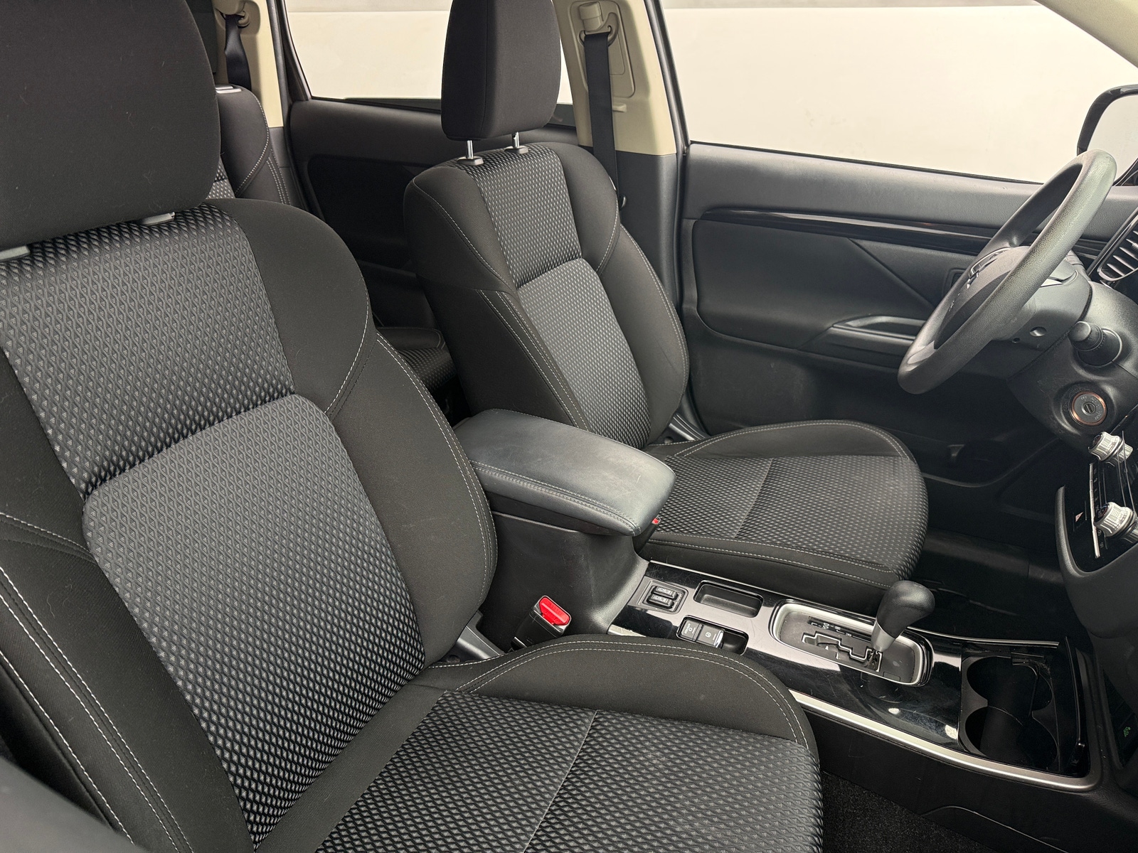 Thumbnail: 2020 Mitsubishi Outlander - 2