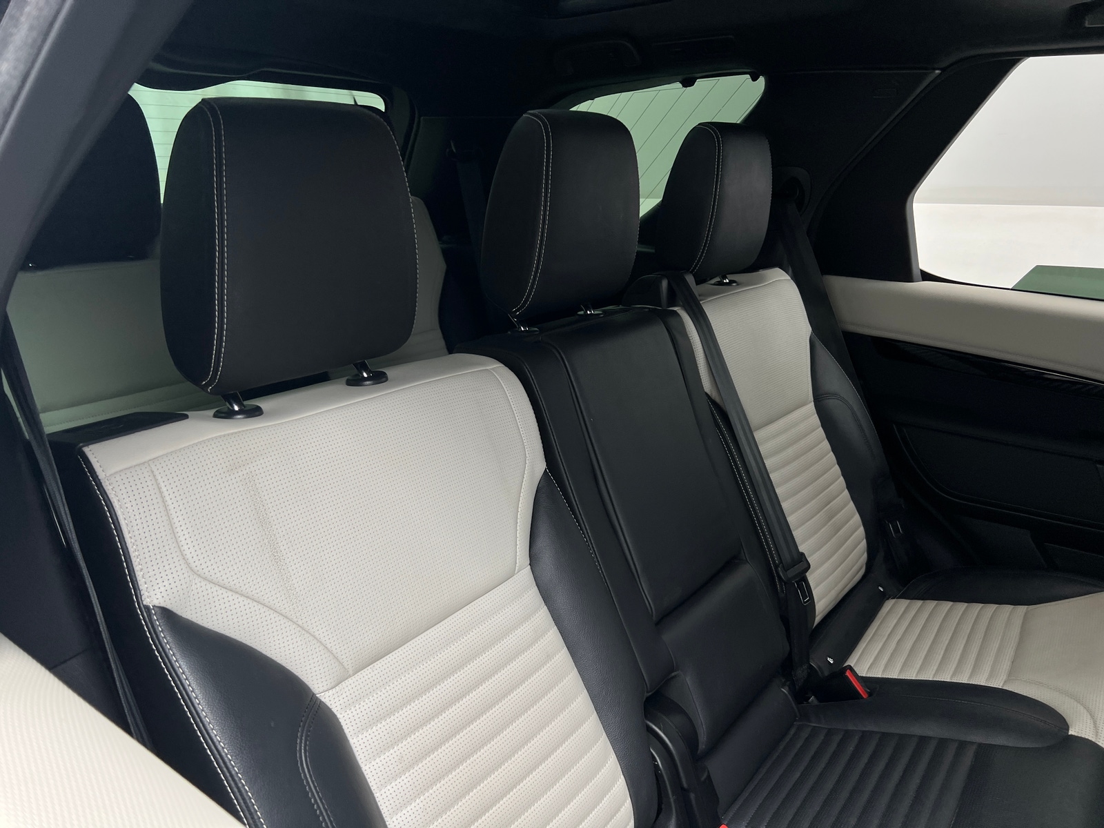 Thumbnail: 2021 Land Rover Discovery - 5