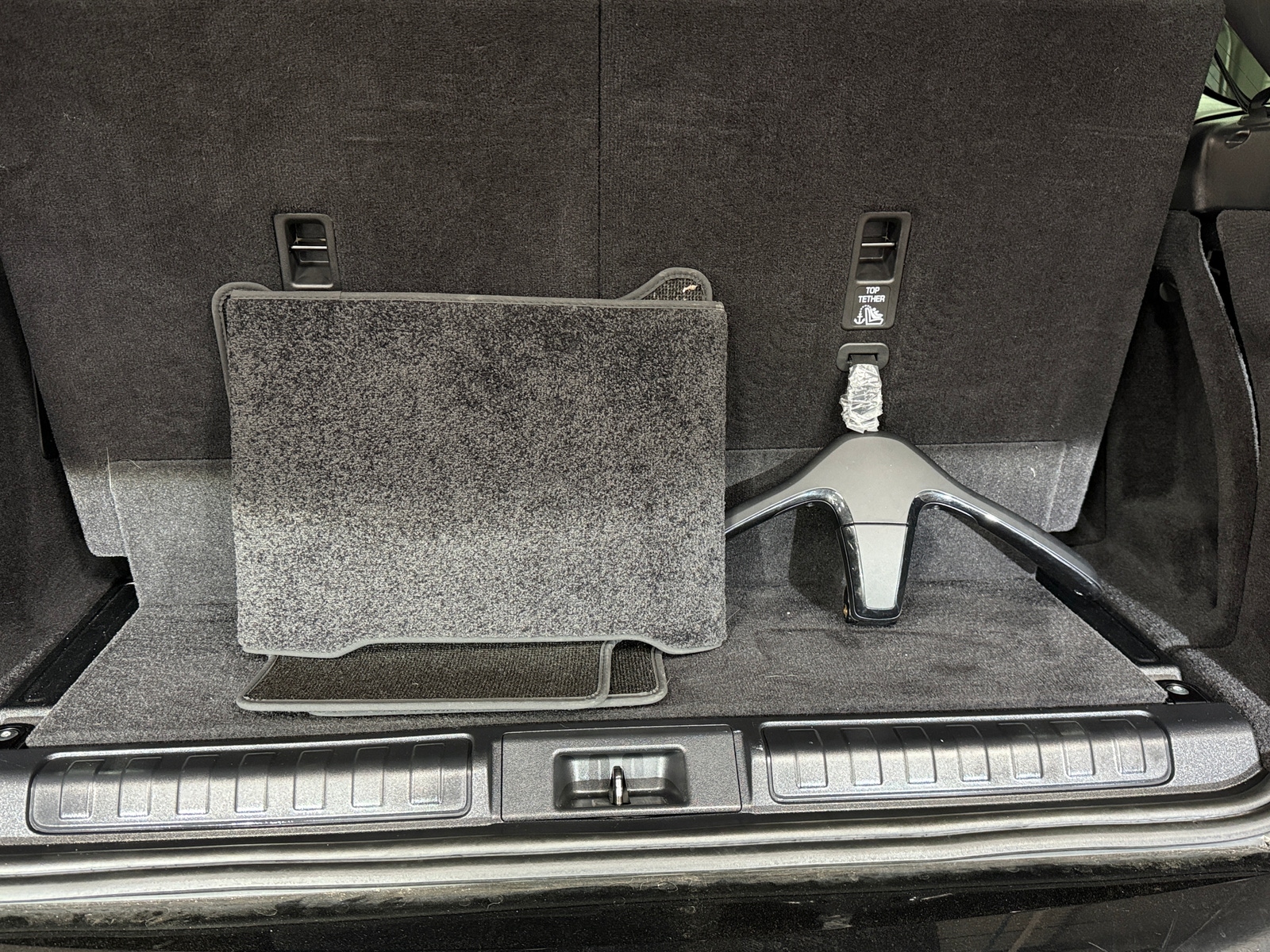 Thumbnail: 2021 Land Rover Discovery - 6