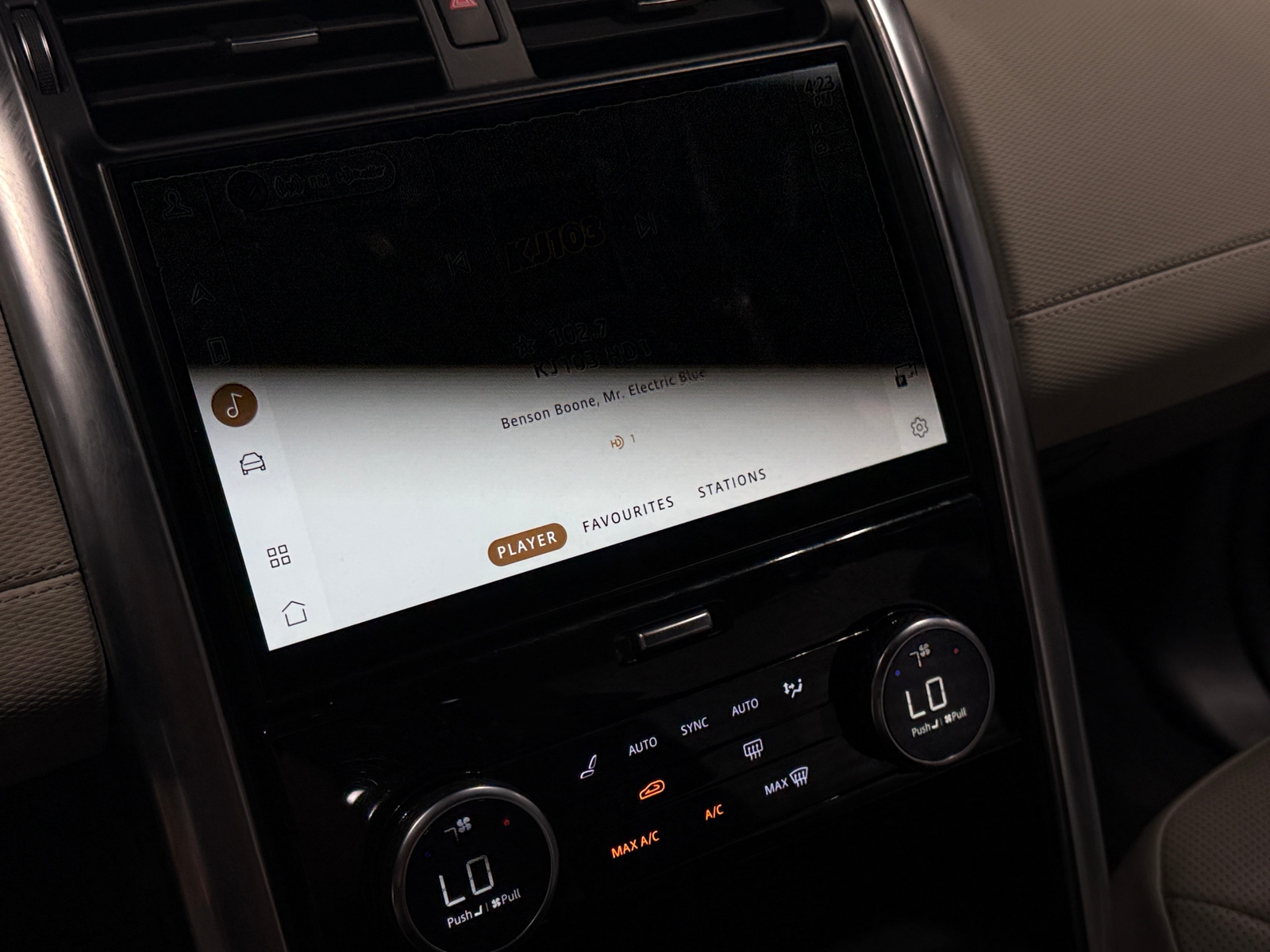 Thumbnail: 2021 Land Rover Discovery - 3