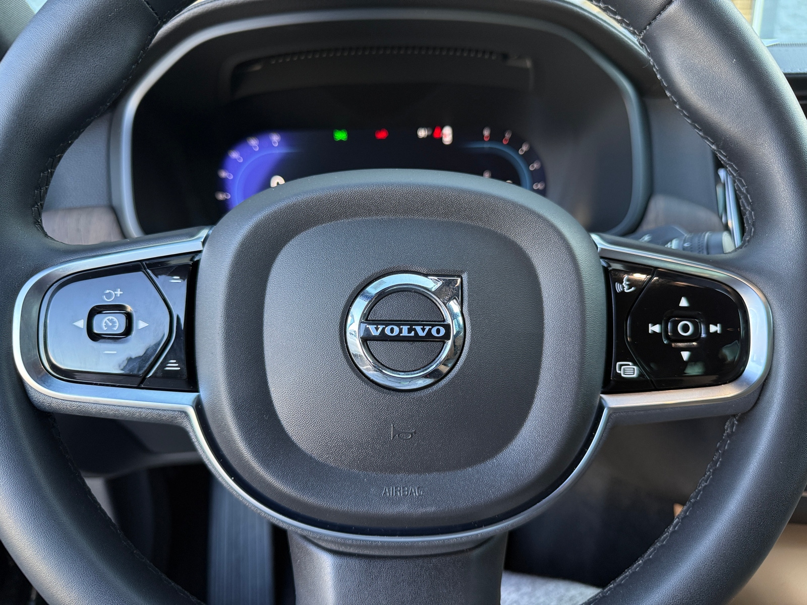 Thumbnail: 2023 Volvo S90 - 4