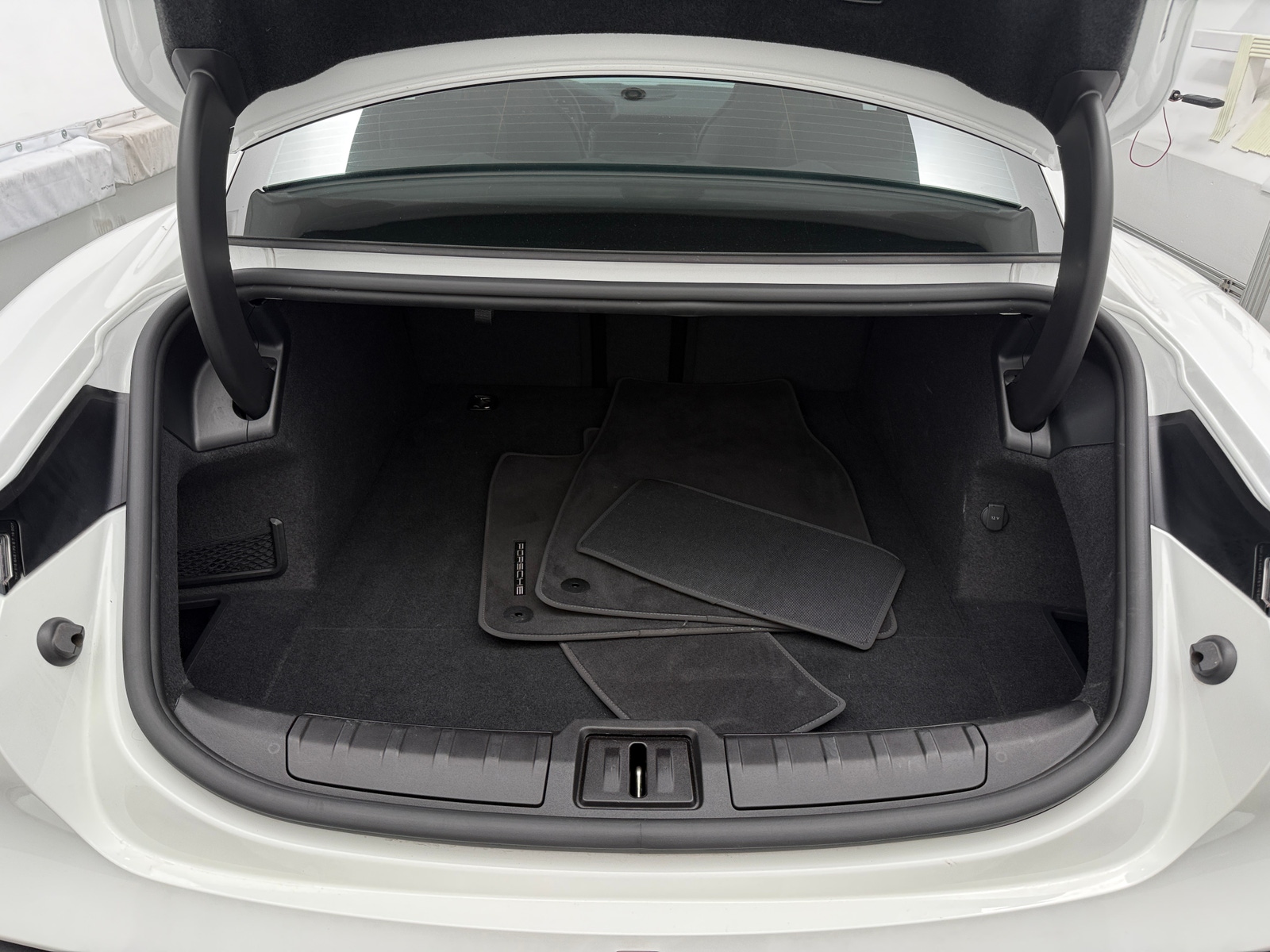 Thumbnail: 2022 Porsche Taycan - 6