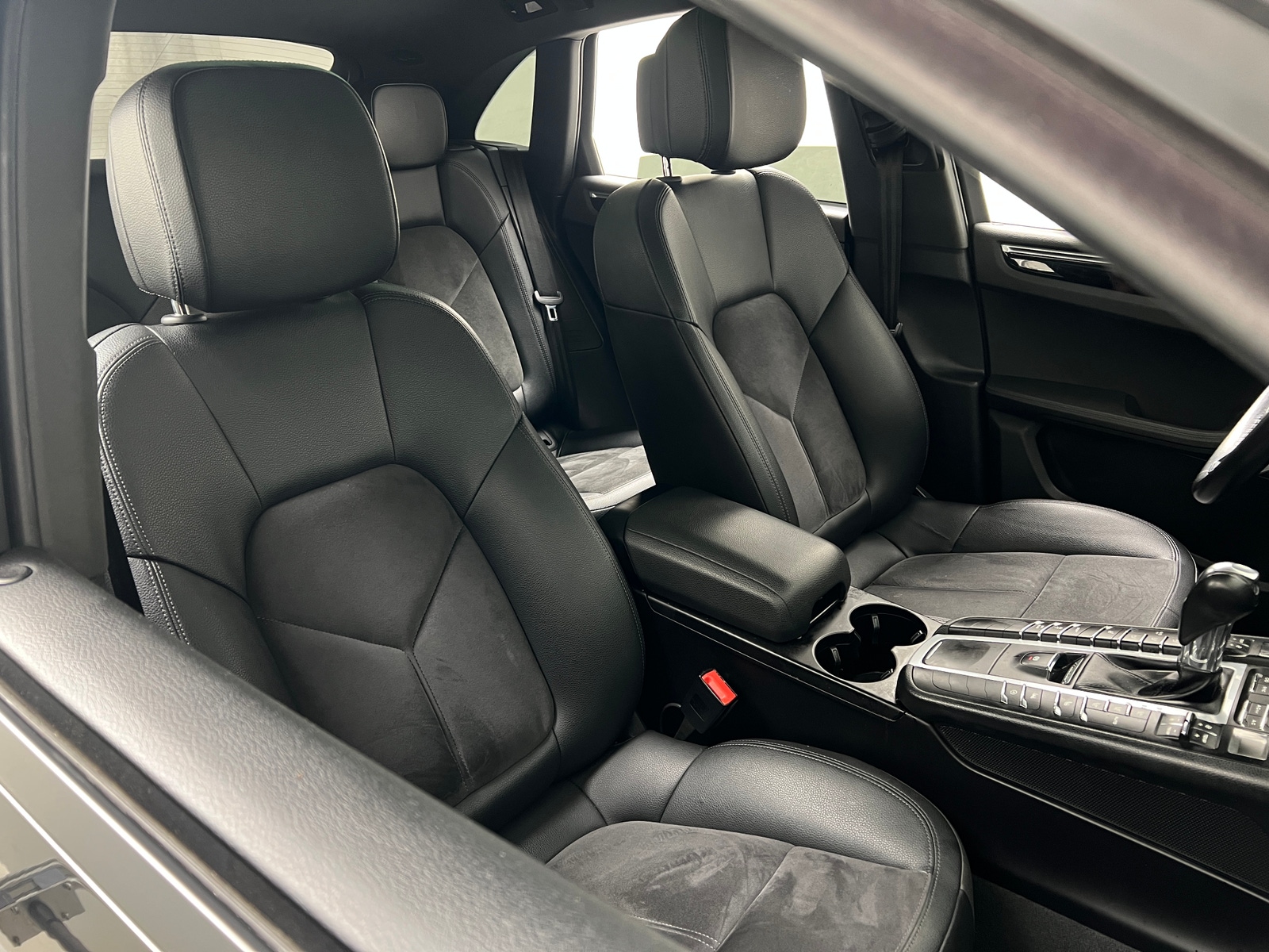 Thumbnail: 2020 Porsche Macan - 2