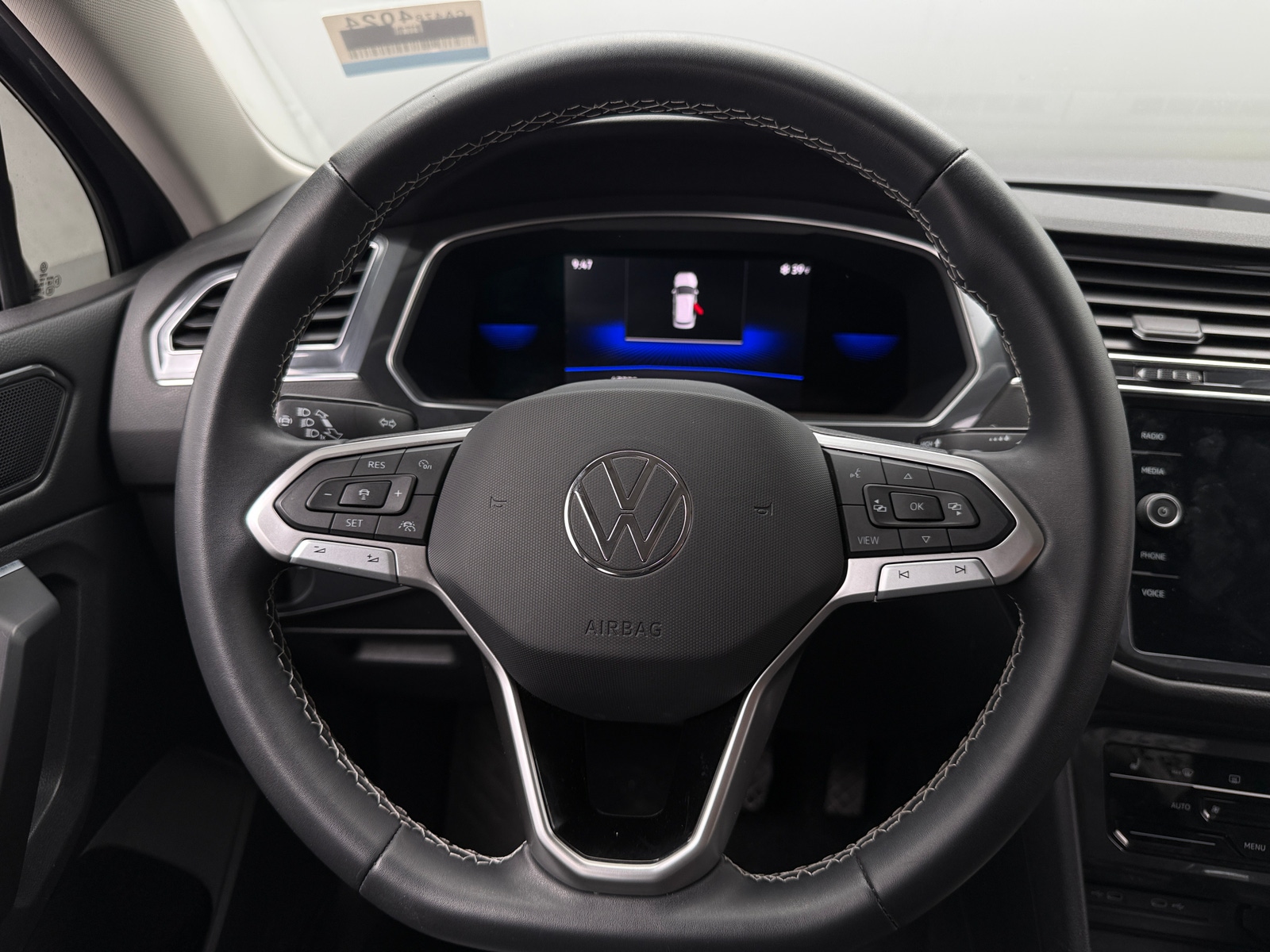 Thumbnail: 2023 Volkswagen Tiguan - 4