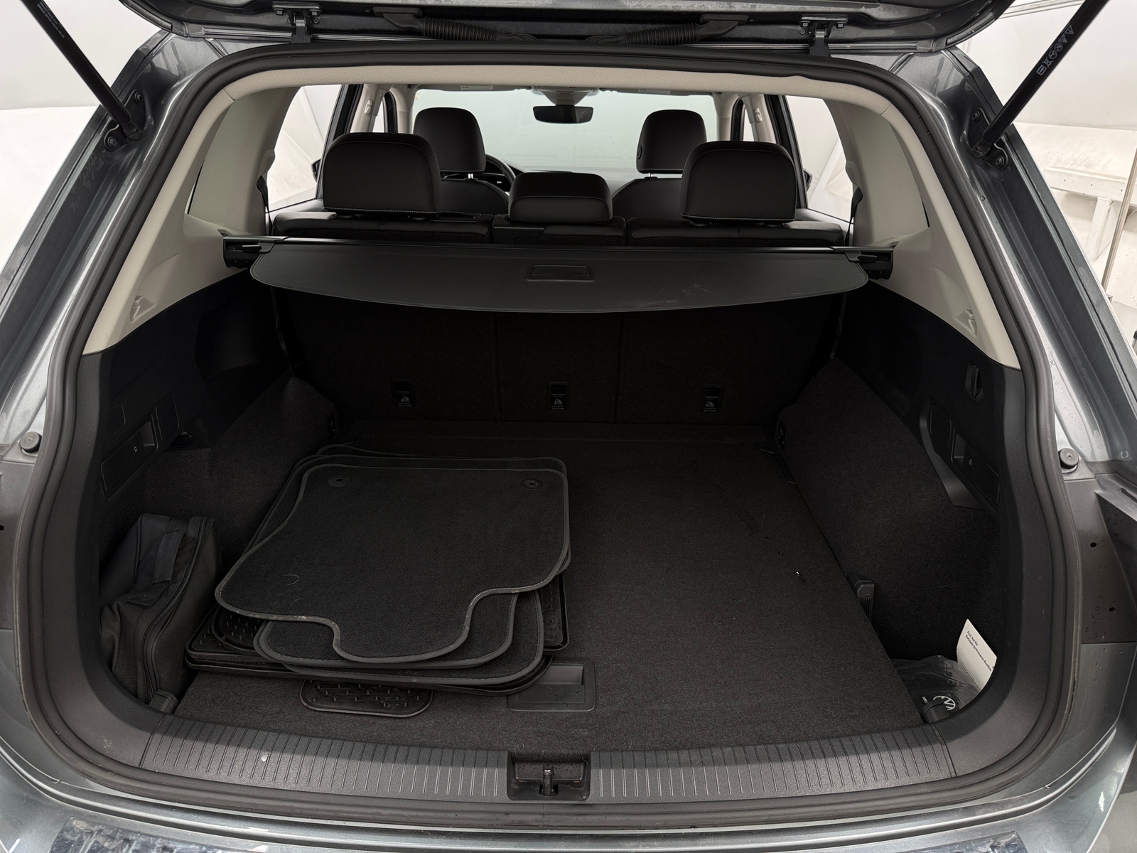 Thumbnail: 2023 Volkswagen Tiguan - 6