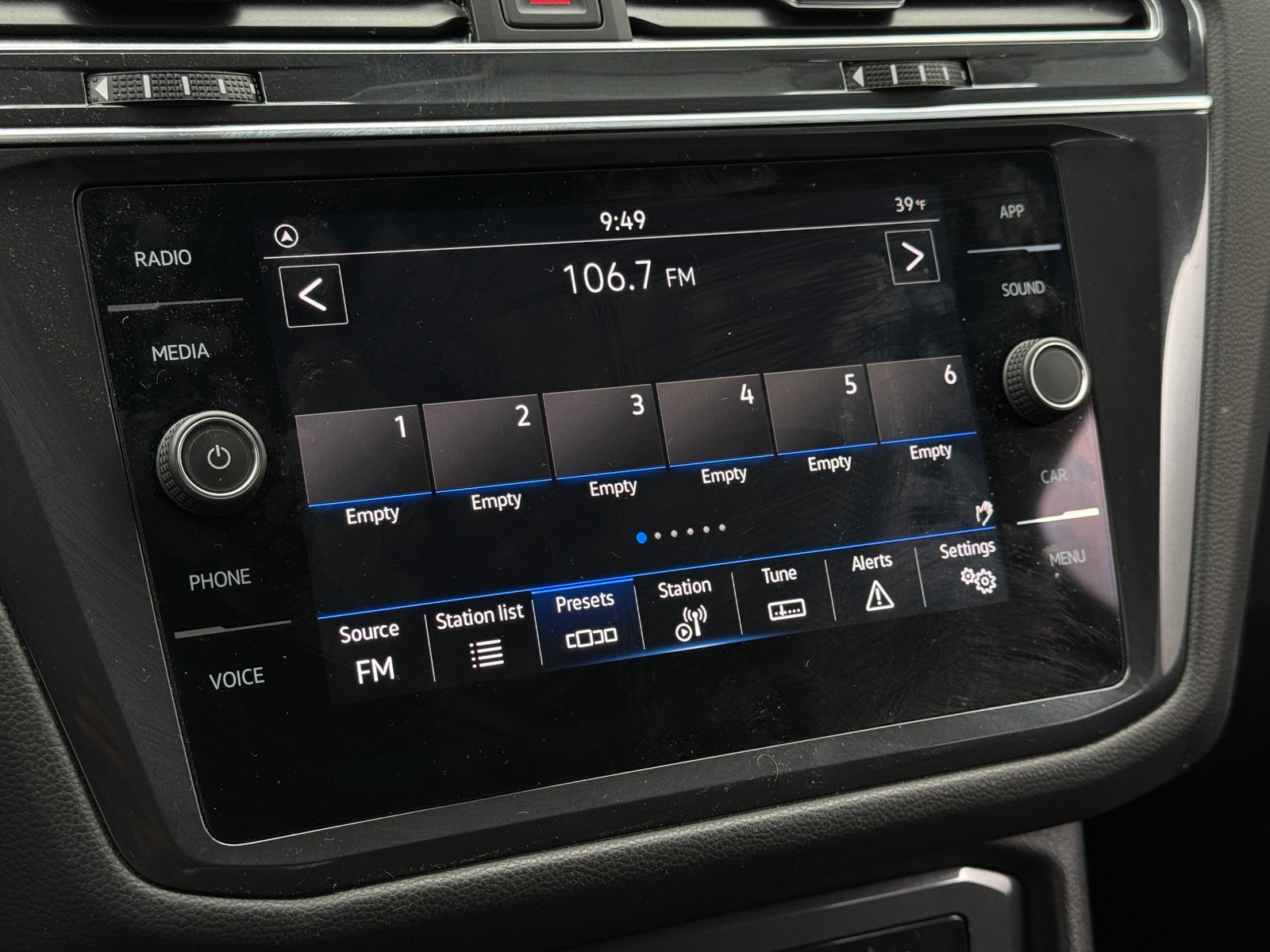 Thumbnail: 2023 Volkswagen Tiguan - 3