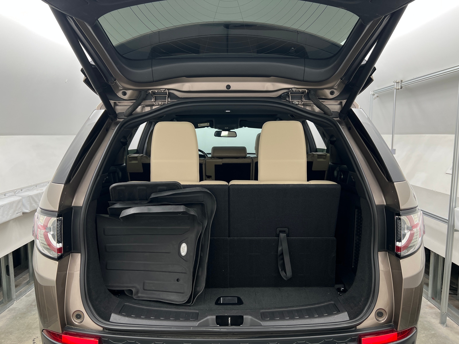 Thumbnail: 2016 Land Rover Discovery Sport - 6