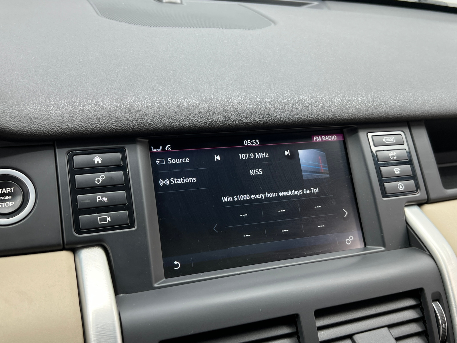 Thumbnail: 2016 Land Rover Discovery Sport - 3