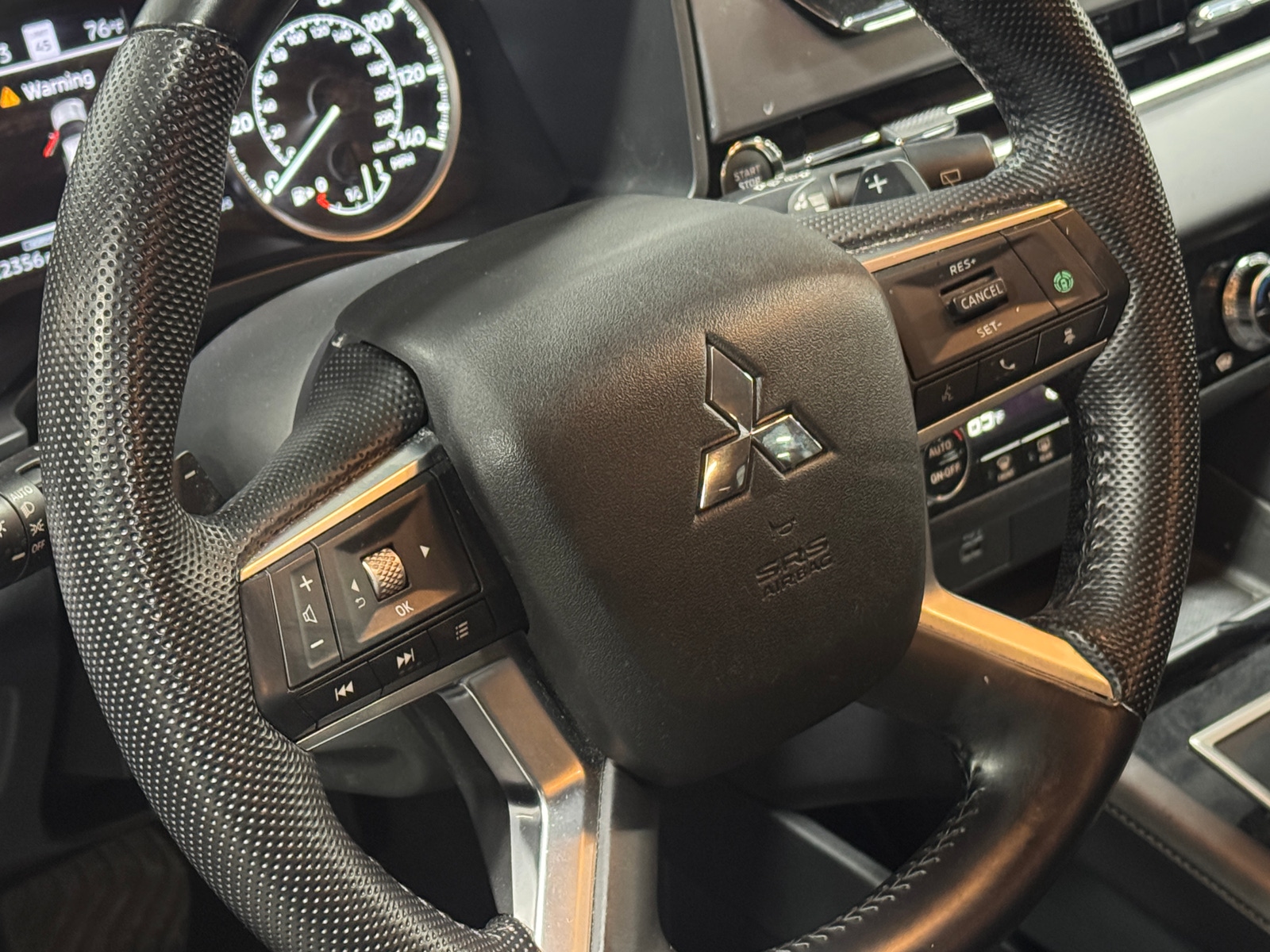 Thumbnail: 2023 Mitsubishi Outlander - 4