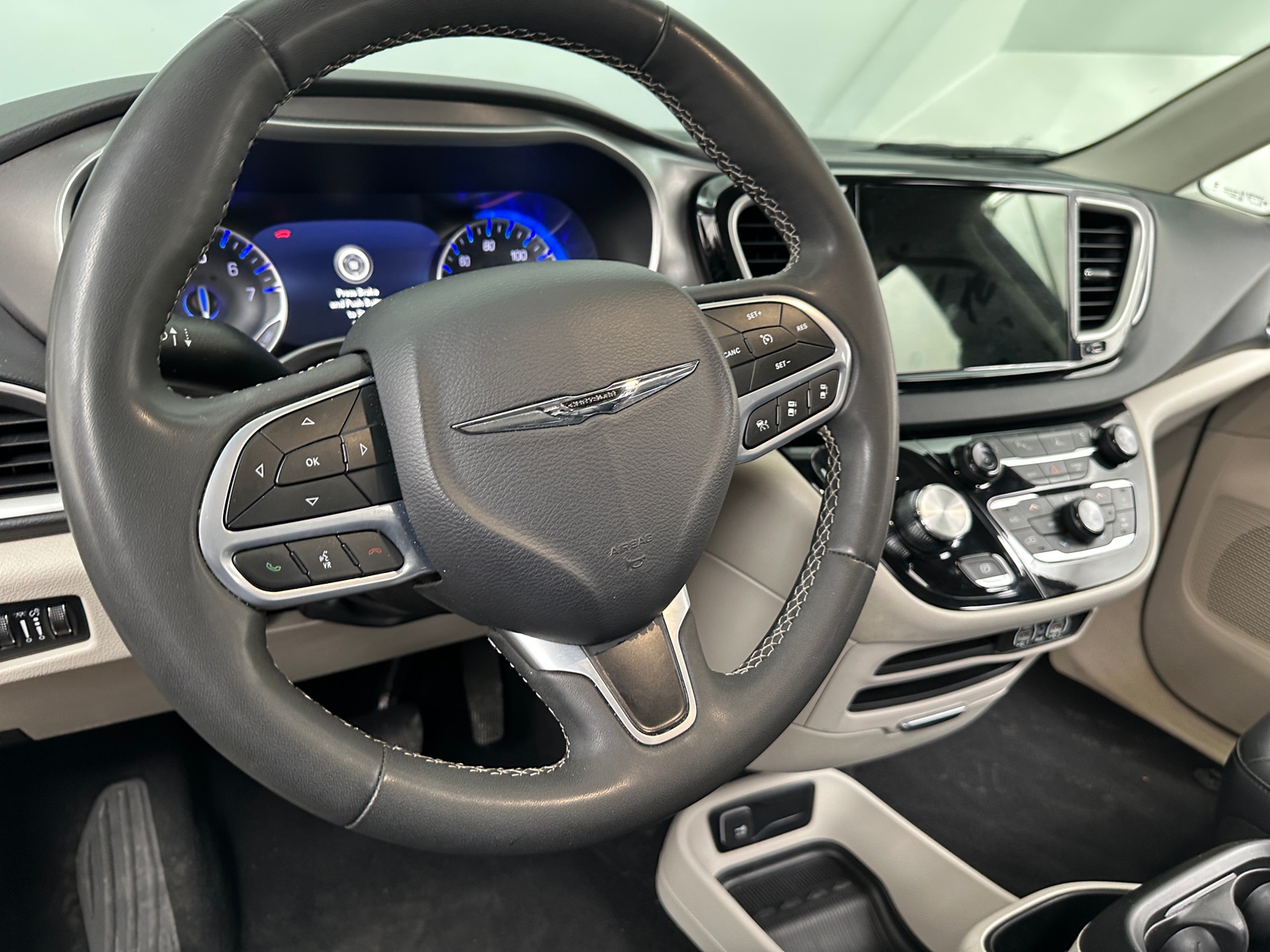 Thumbnail: 2023 Chrysler Pacifica - 4