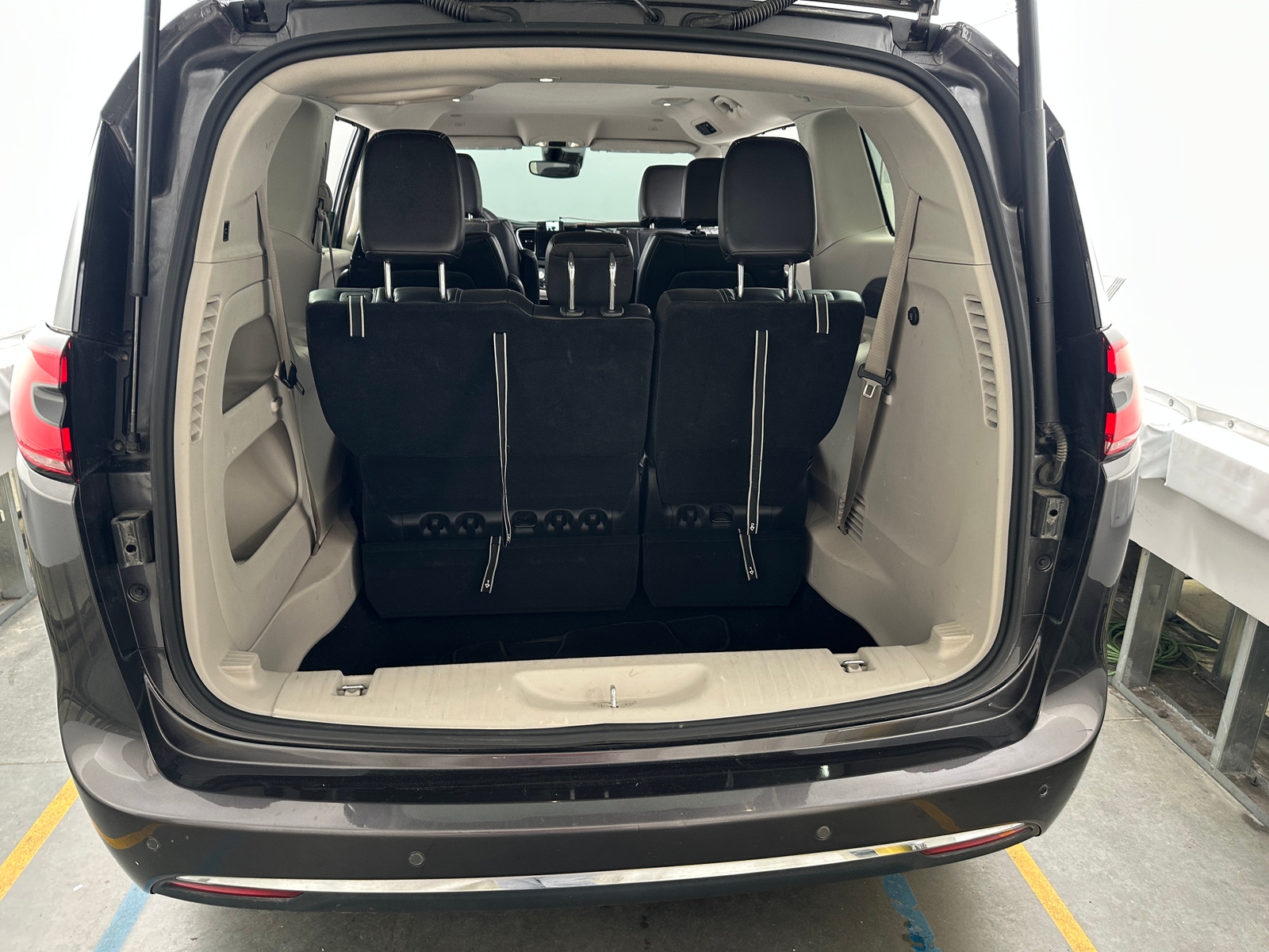 Thumbnail: 2023 Chrysler Pacifica - 6