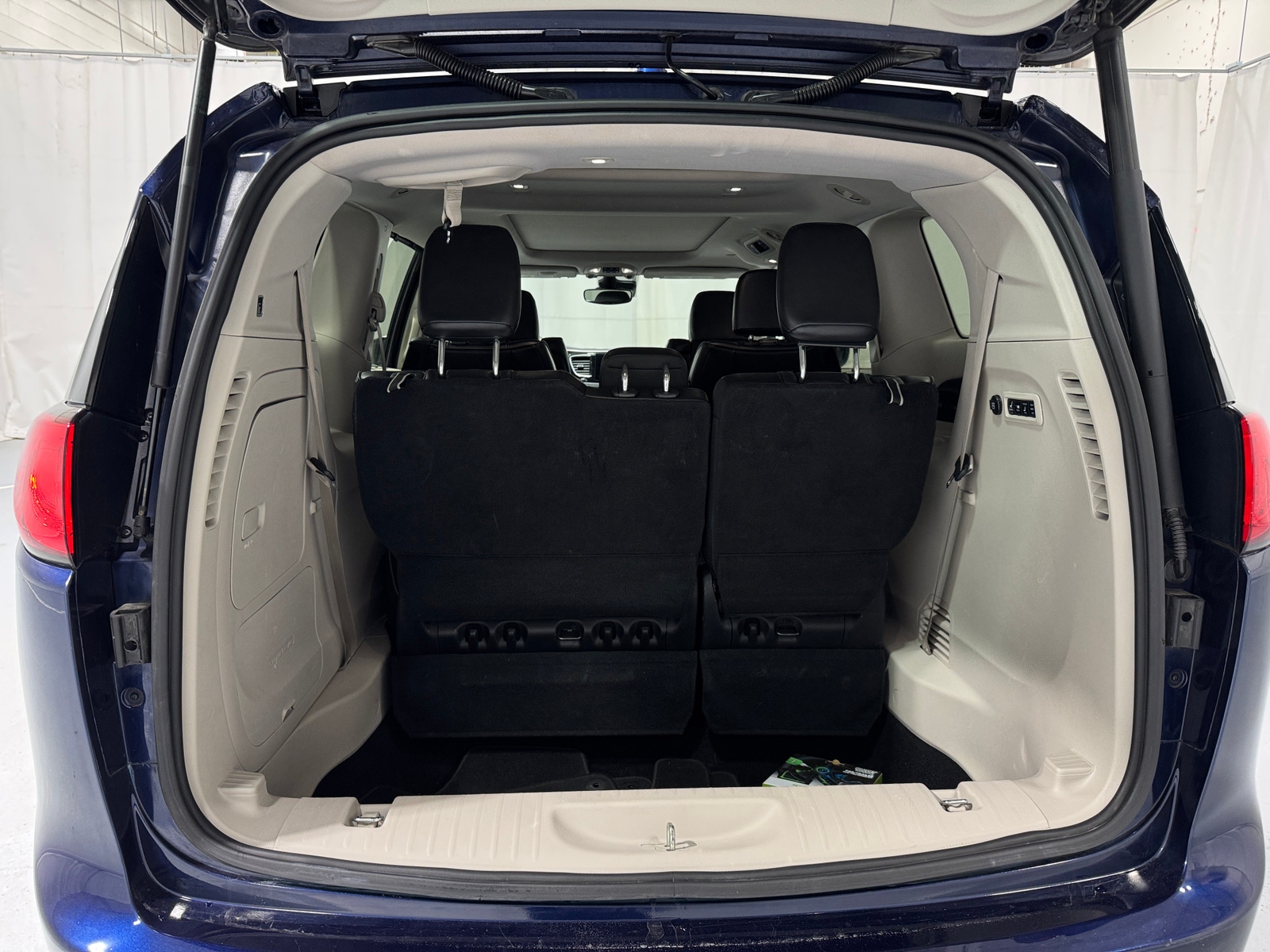 Thumbnail: 2017 Chrysler Pacifica - 6