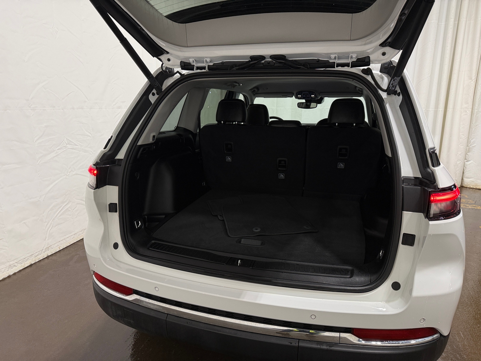 Thumbnail: 2023 Jeep Grand Cherokee - 6