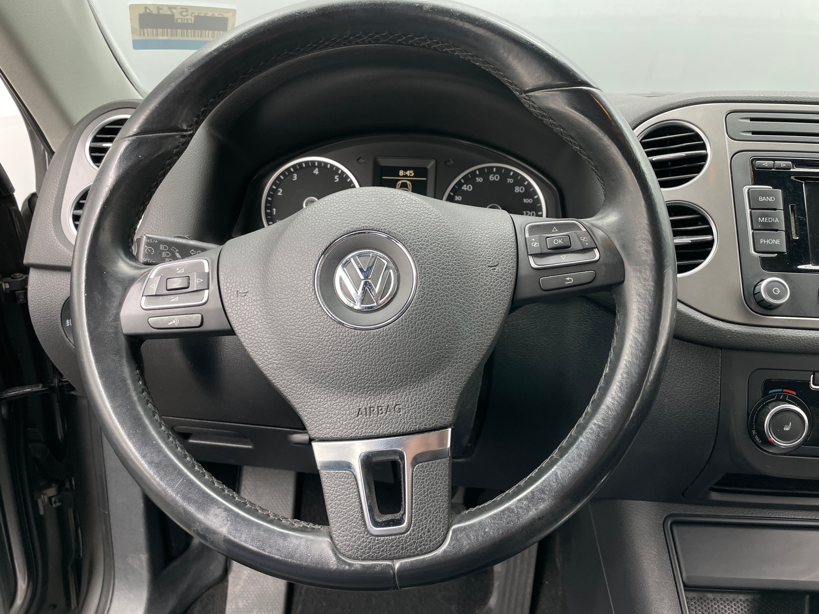 Thumbnail: 2011 Volkswagen Tiguan - 5