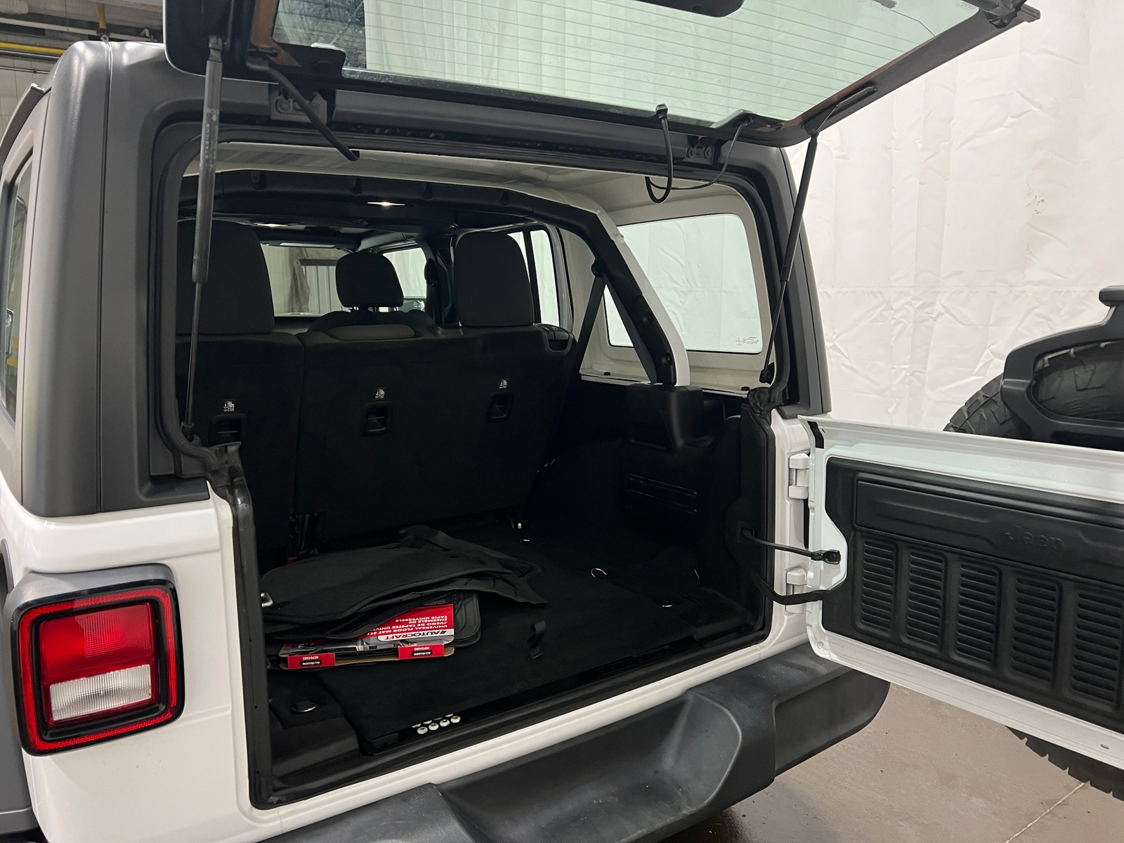 Thumbnail: 2018 Jeep Wrangler - 7